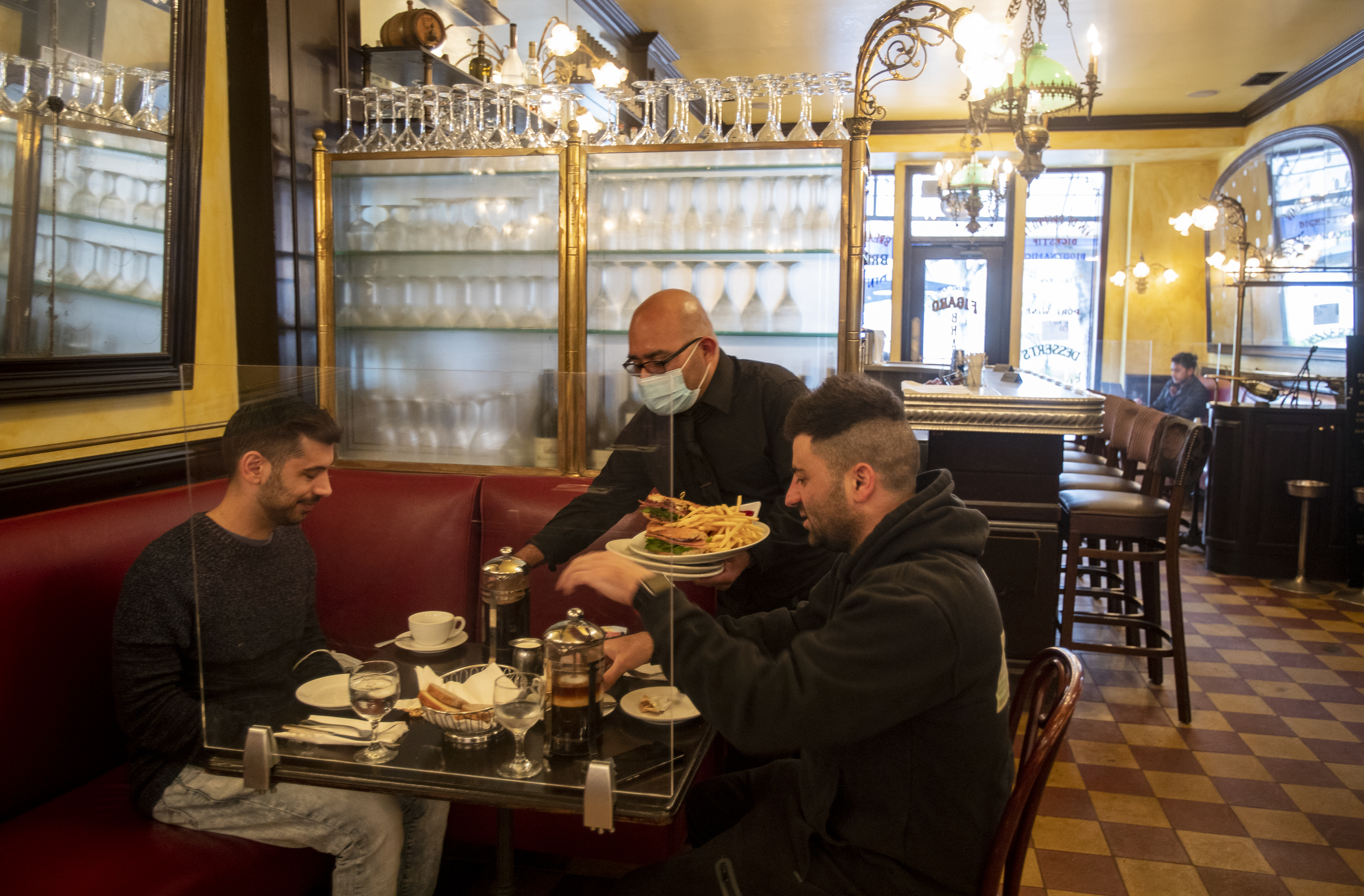 Reopening L.A. restaurants: Workers brace for indoor dining - Vimarsana News