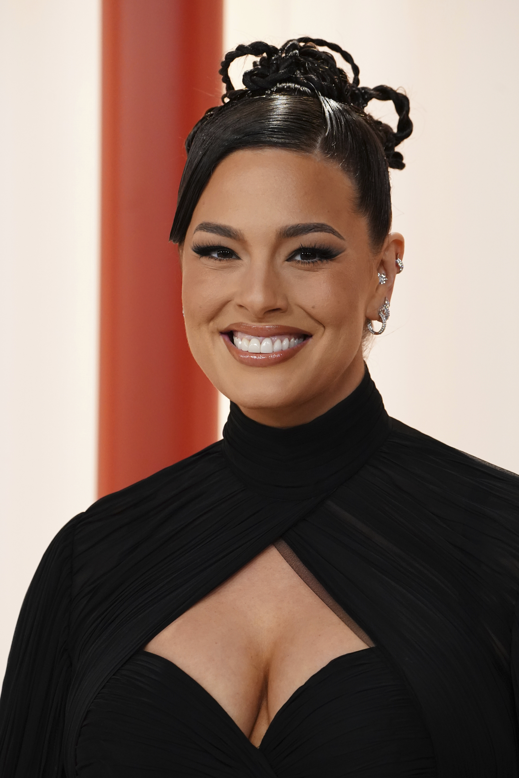 Rude or real? About Hugh Grant's interview with Ashley Graham - Vimarsana News
