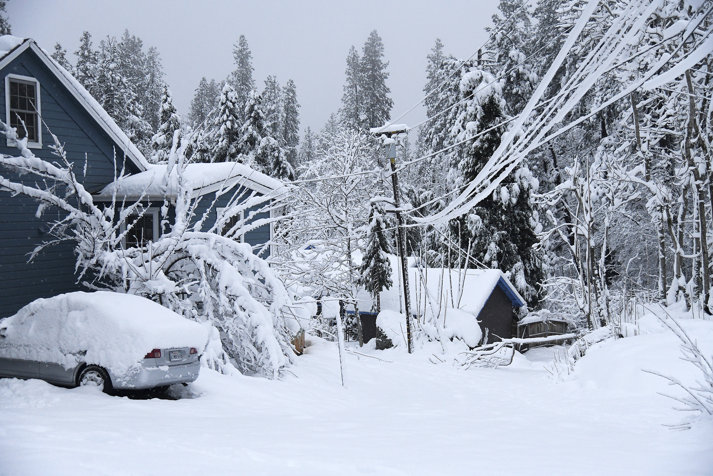 Record-breaking Sierra snow buries towns, closes highways - Vimarsana News