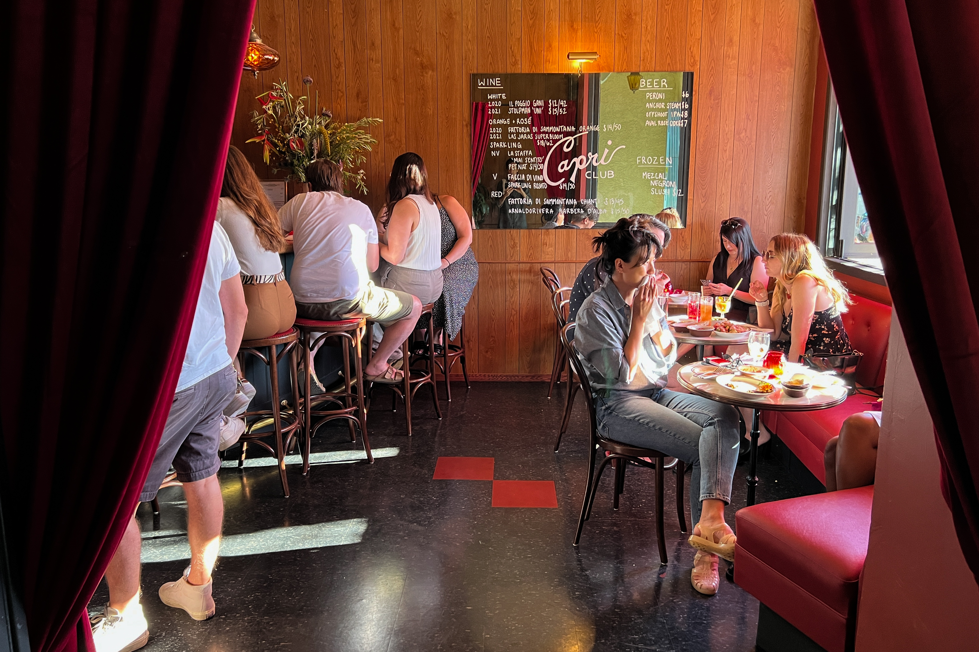 The hottest bar in Los Angeles? It's in Eagle Rock, and it's a retro Italian crowd-pleaser - Vimarsana News