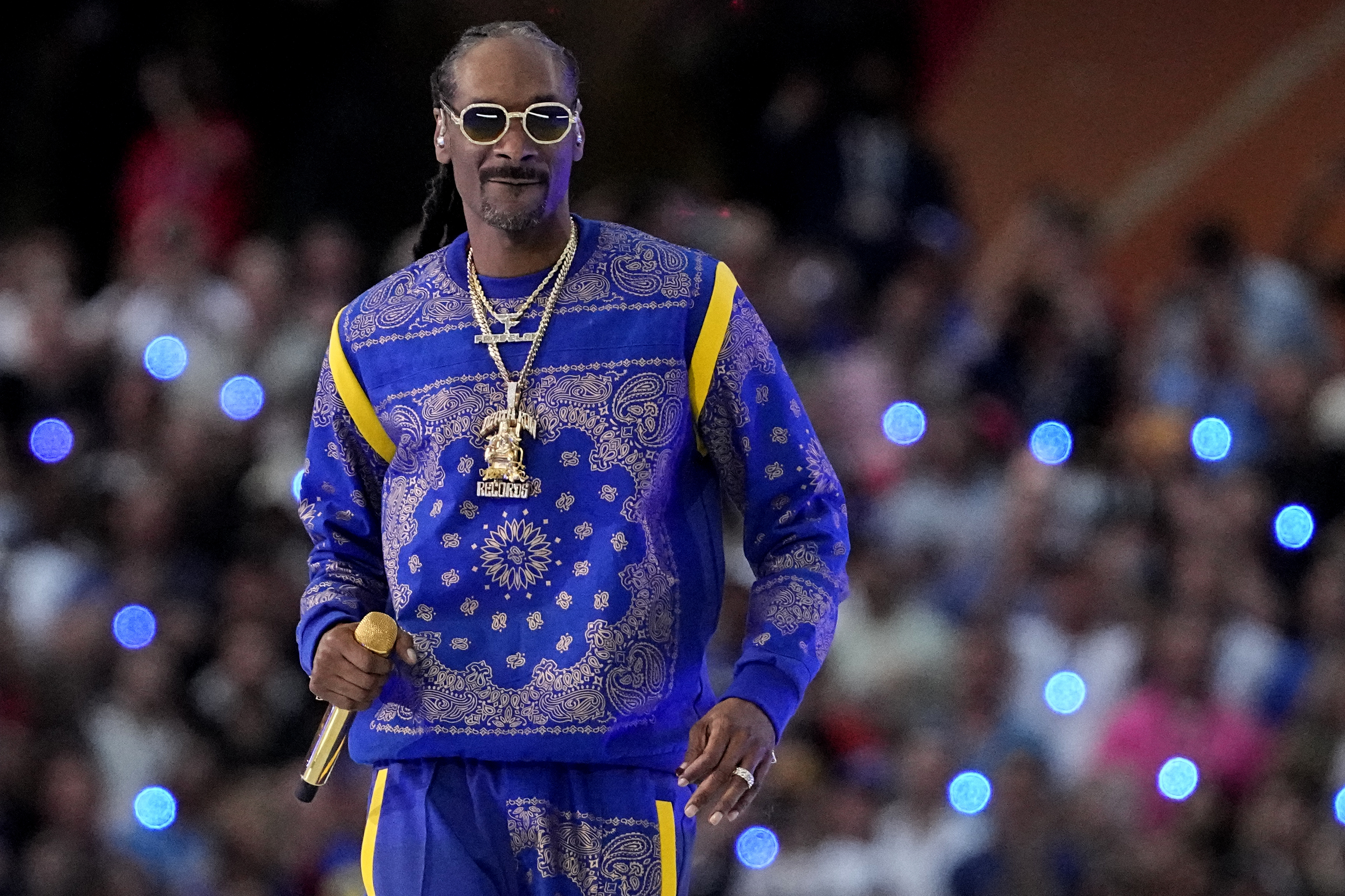 Snoop Dogg endorses Rick Caruso for L.A. mayor - Los Angeles Times - Vimarsana News