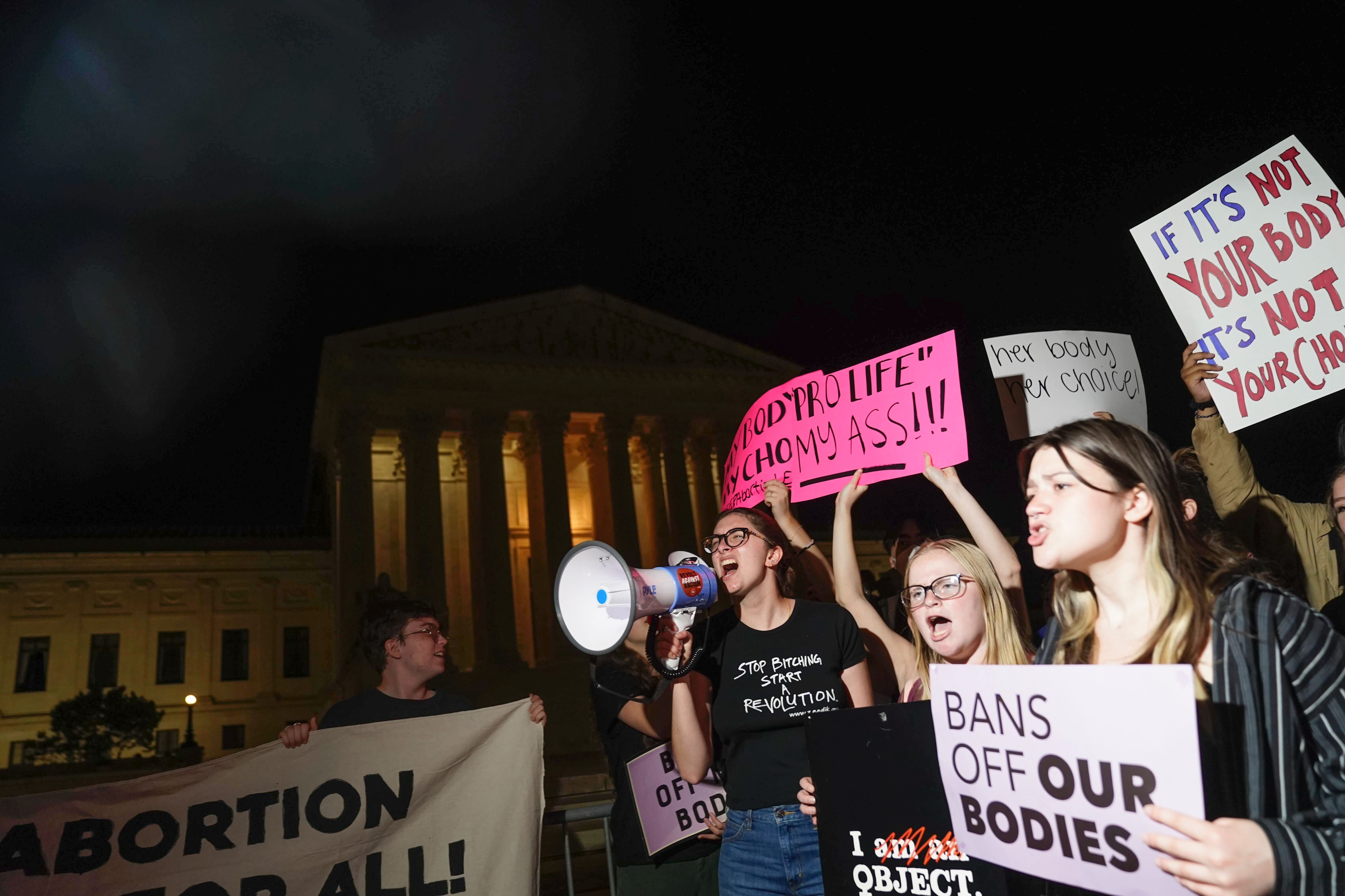 Purported Supreme Court draft suggests justices to overturn Roe - Vimarsana News