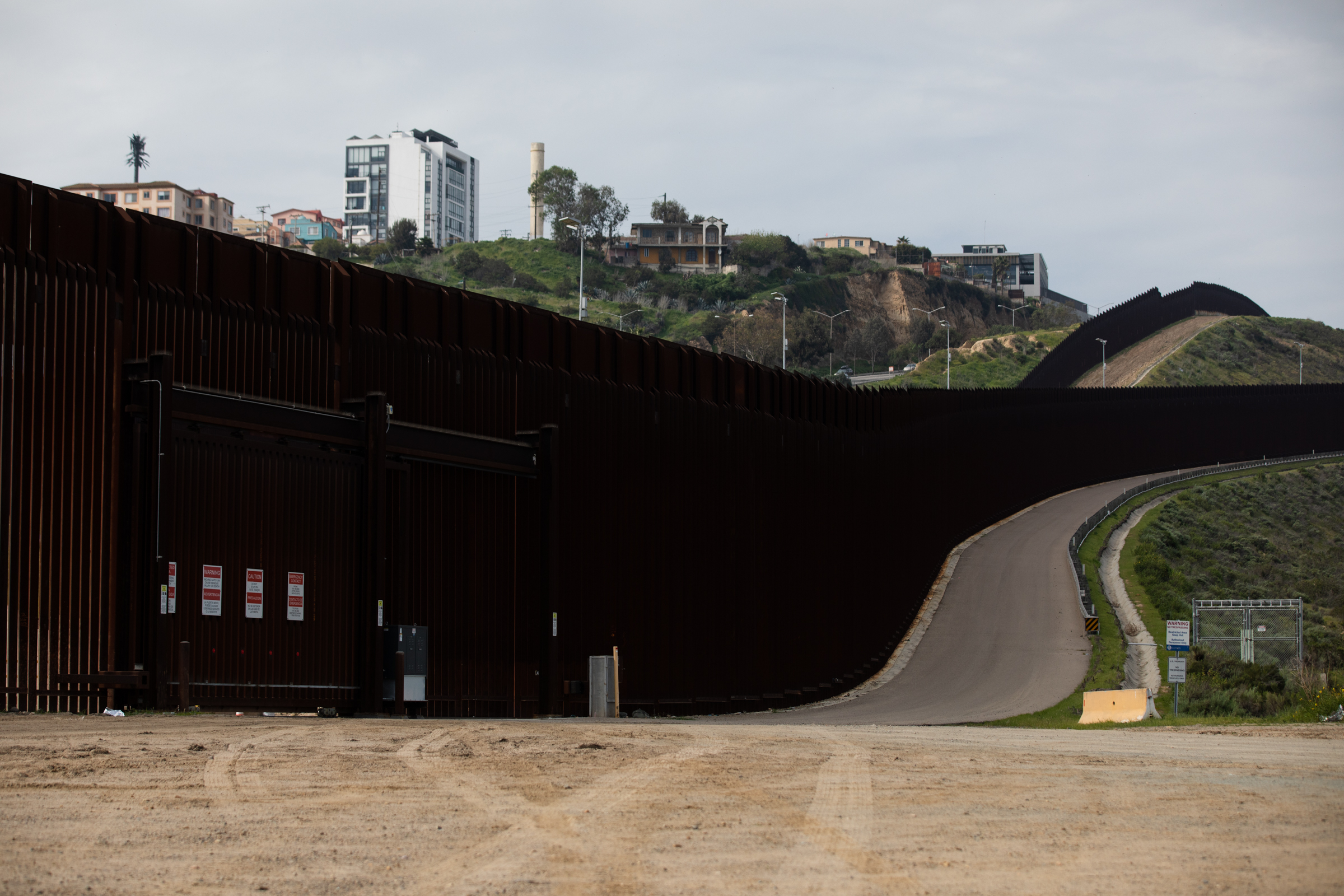 Man dies after falling from border wall in San Diego - Vimarsana News