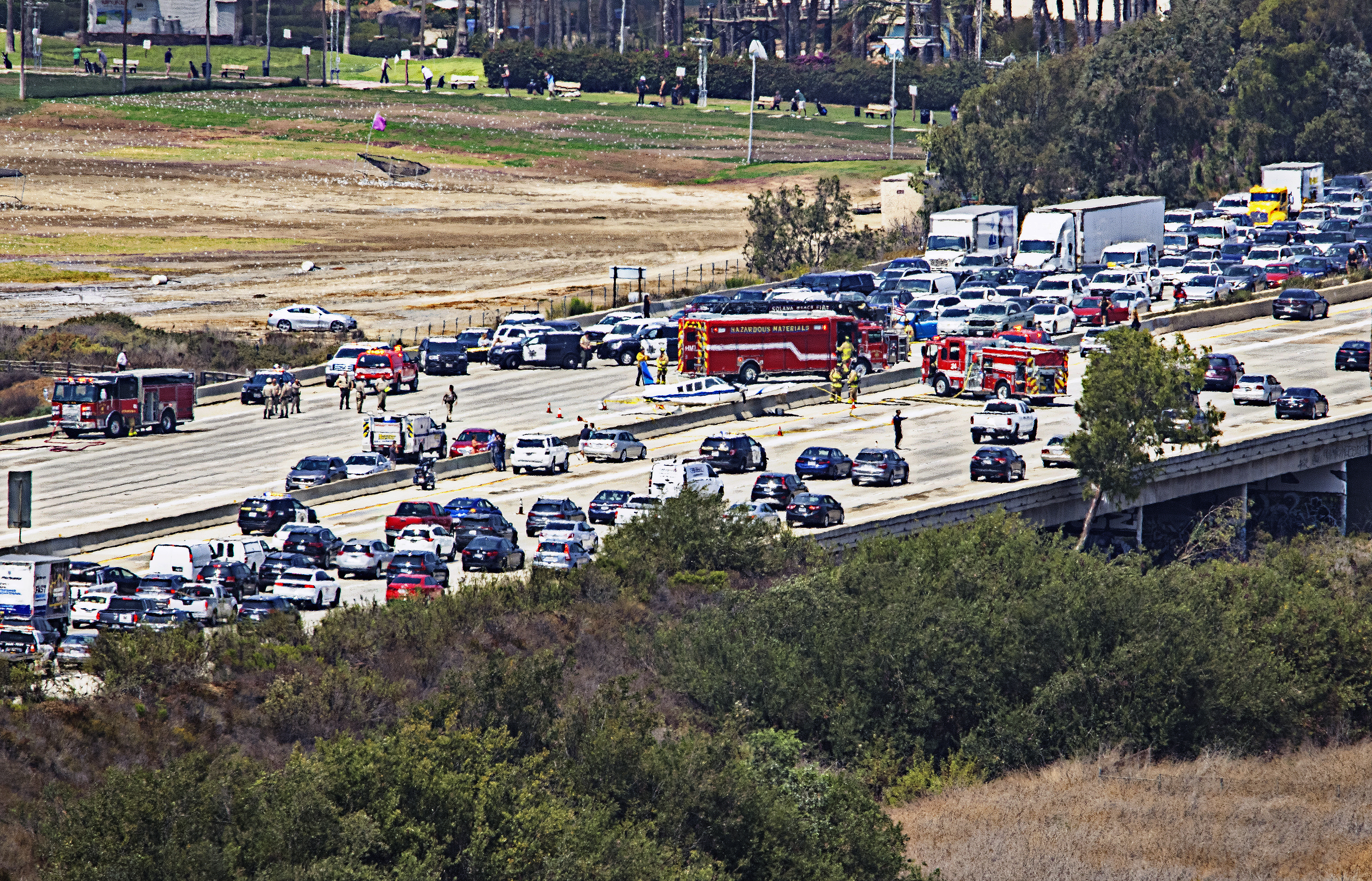 Piloto y pasajero resultan ilesos tras aterrizaje de avioneta en la I-5 cerca de Del Mar - Vimarsana News