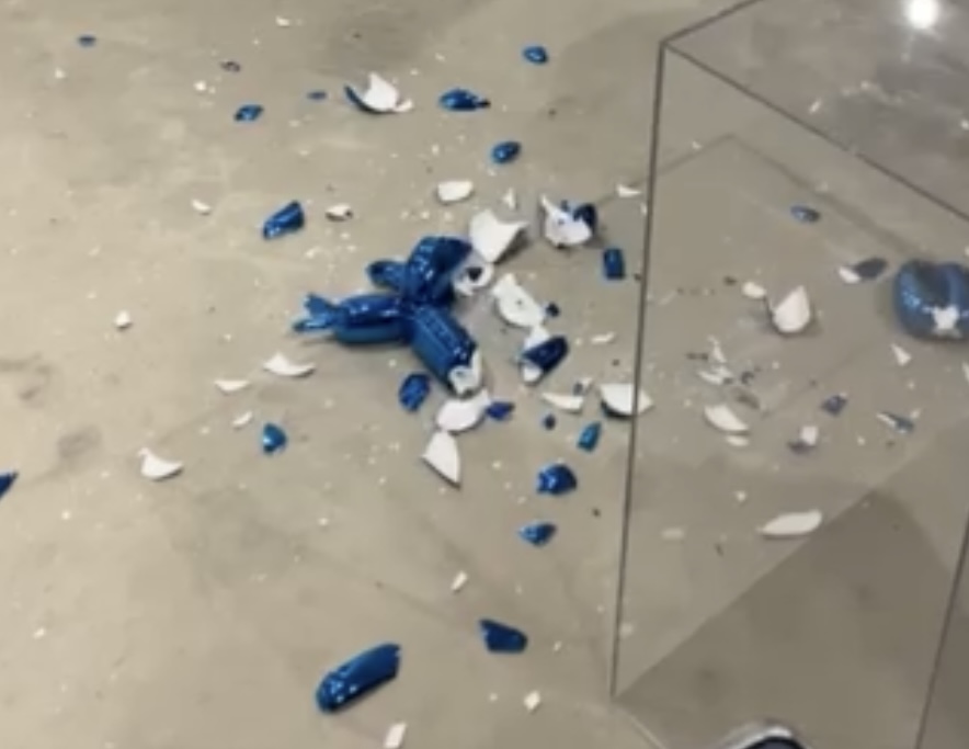 A Jeff Koons balloon dog shattered. Are the pieces for sale? - Vimarsana News