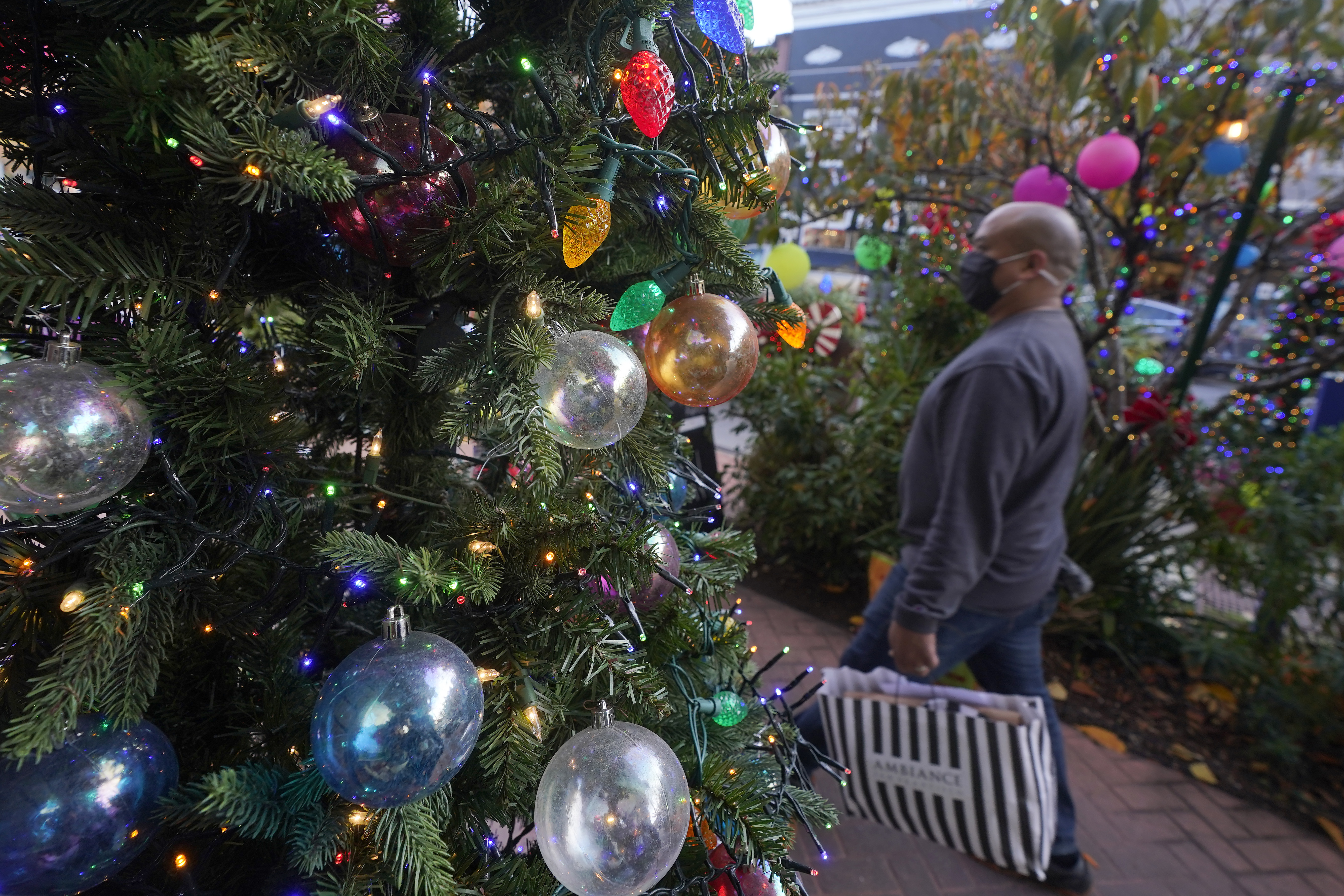 Christmas shoppers visit stores to dodge delivery delays - Vimarsana News