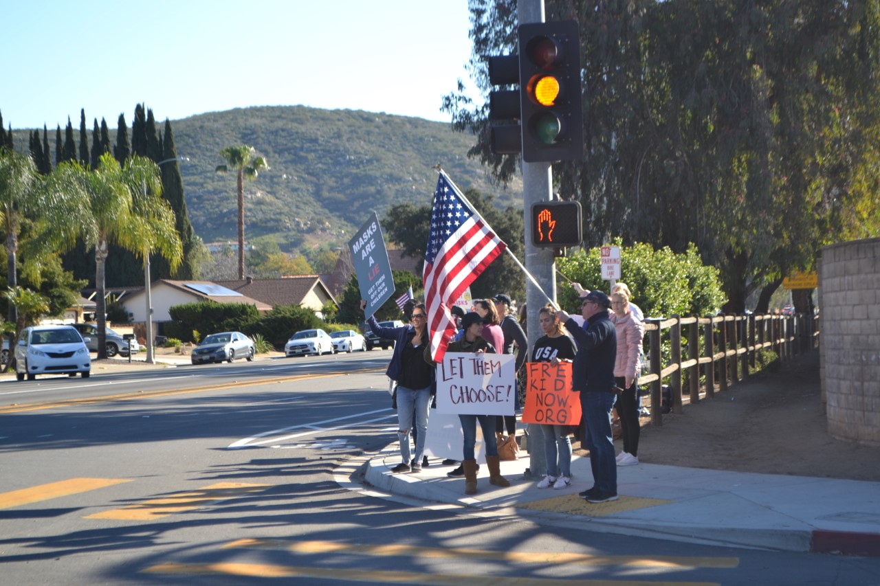 Poway parents lead mask protest outside Twin Peaks Middle School in support of son - Vimarsana News