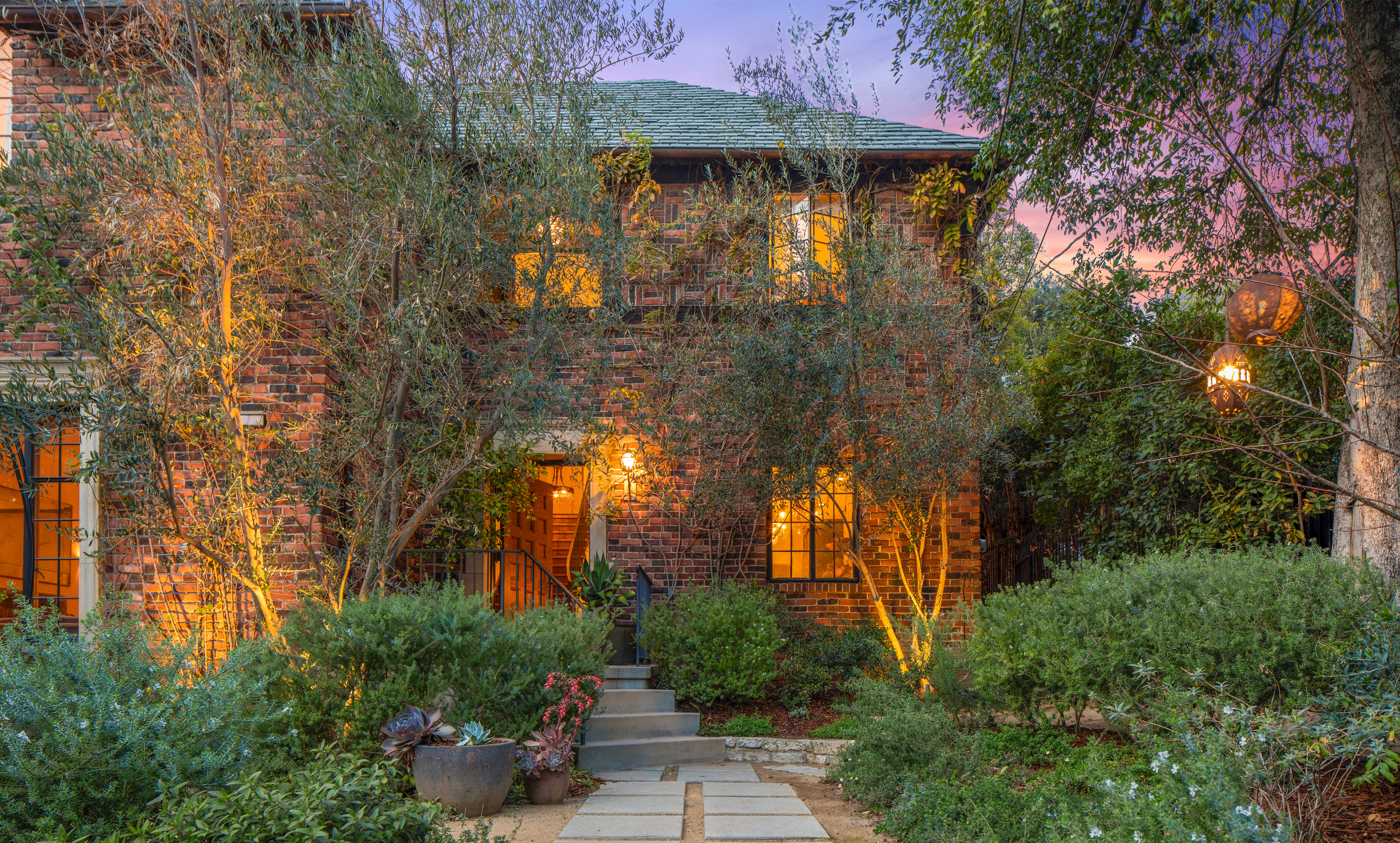 Walton Goggins is selling his Hollywood haunt for $3.35 million - Vimarsana News