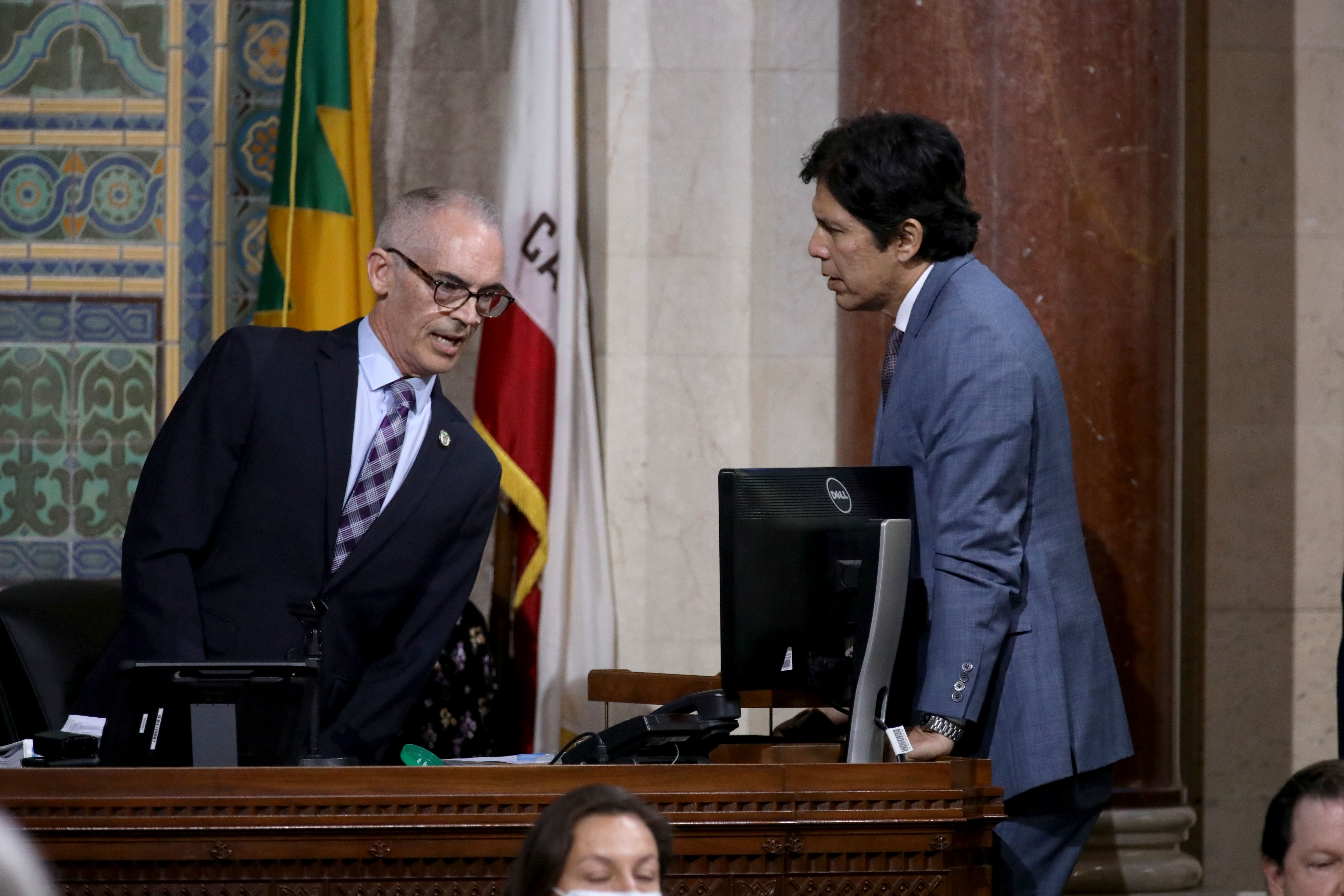 De León digs in, says he won't quit L.A. City Council - Vimarsana News