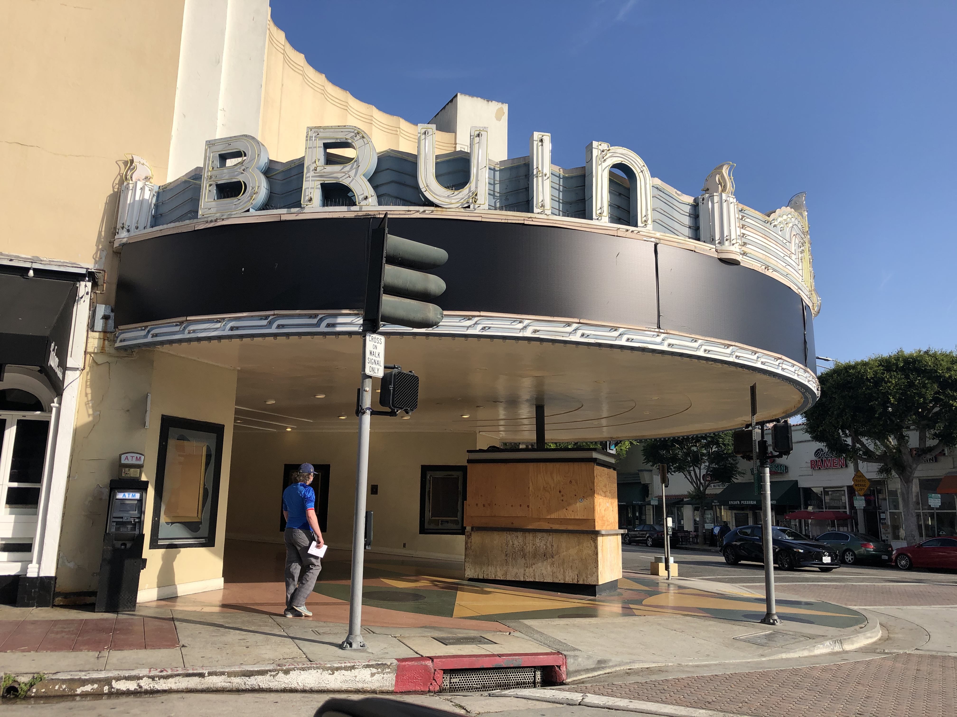 Любимые исторические кинотеатры Westwood Village и Bruin закроются на этой неделе