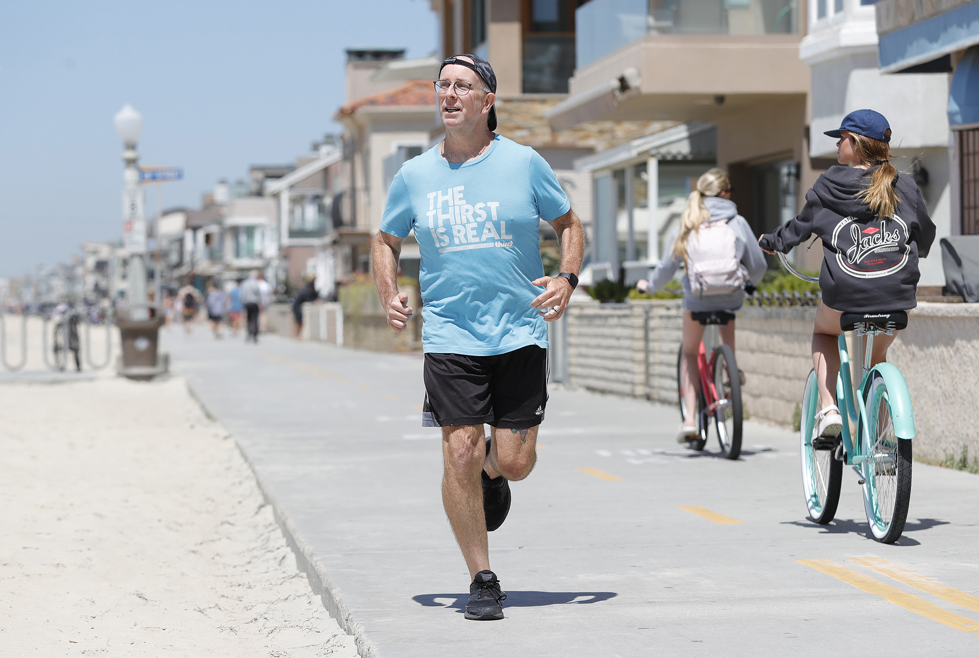 Damon Brown runs marathon on Newport Beach, raises funds to fight global water crisis - Vimarsana News