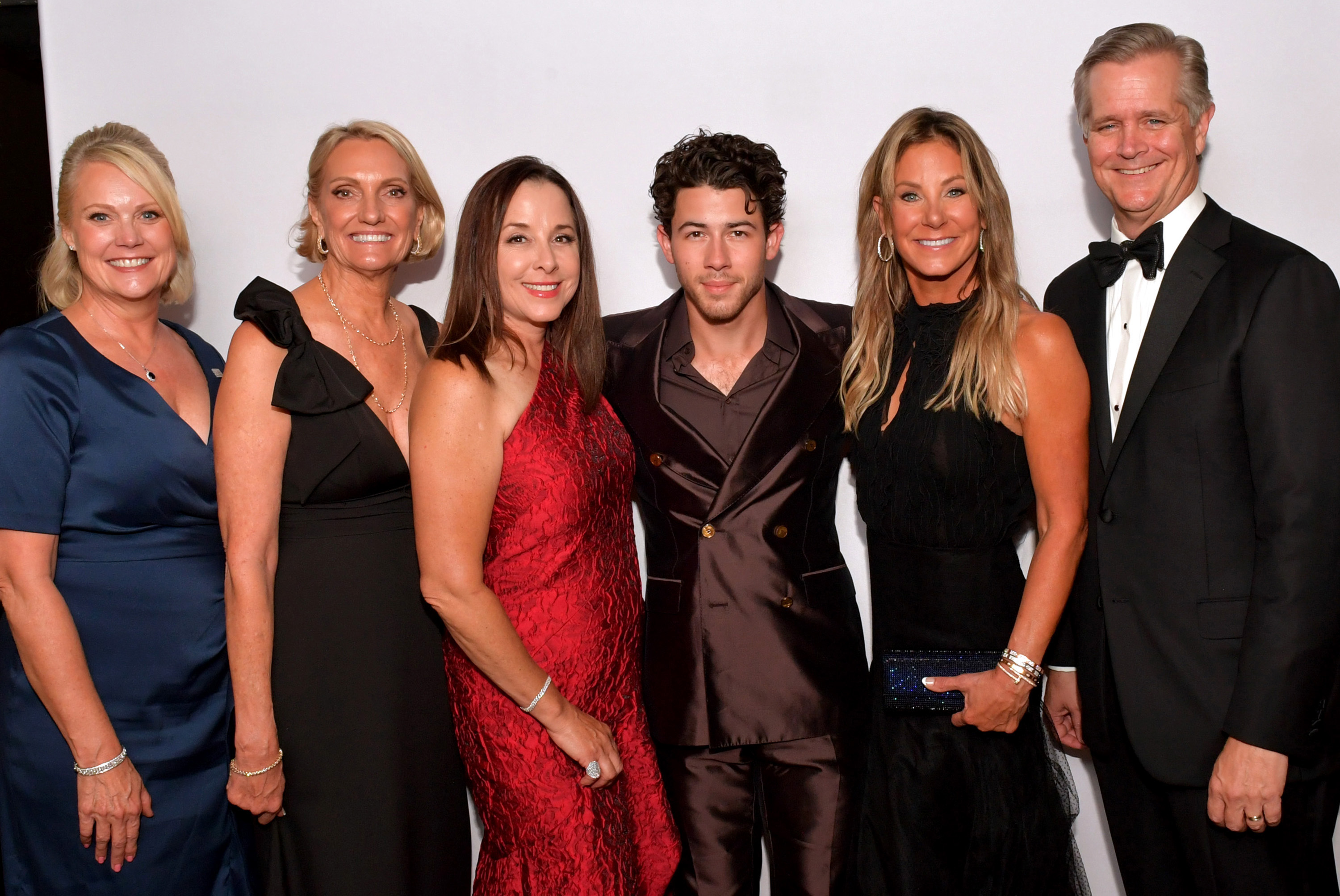 The Crowd: Argyros family's $25-million gift to fight cancer celebrated at City of Hope gala - Vimarsana News