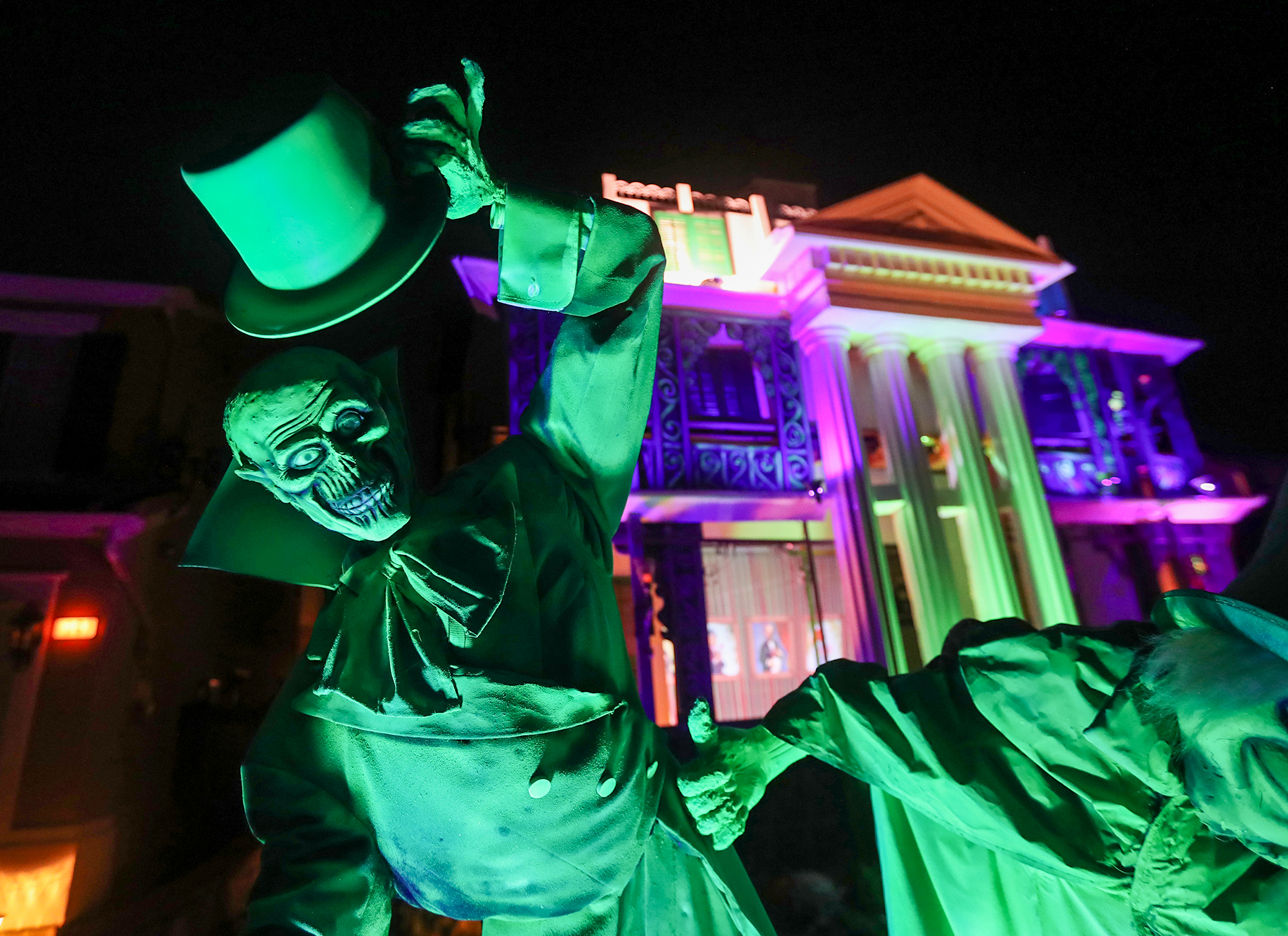 Halloween time: Aliso Viejo family transforms their home into a haunted mansion - Vimarsana News