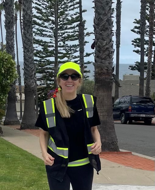 'Pedestrians have to do their part to avoid accidents': La Jollan gives out reflective gear at weekly market - Vimarsana News