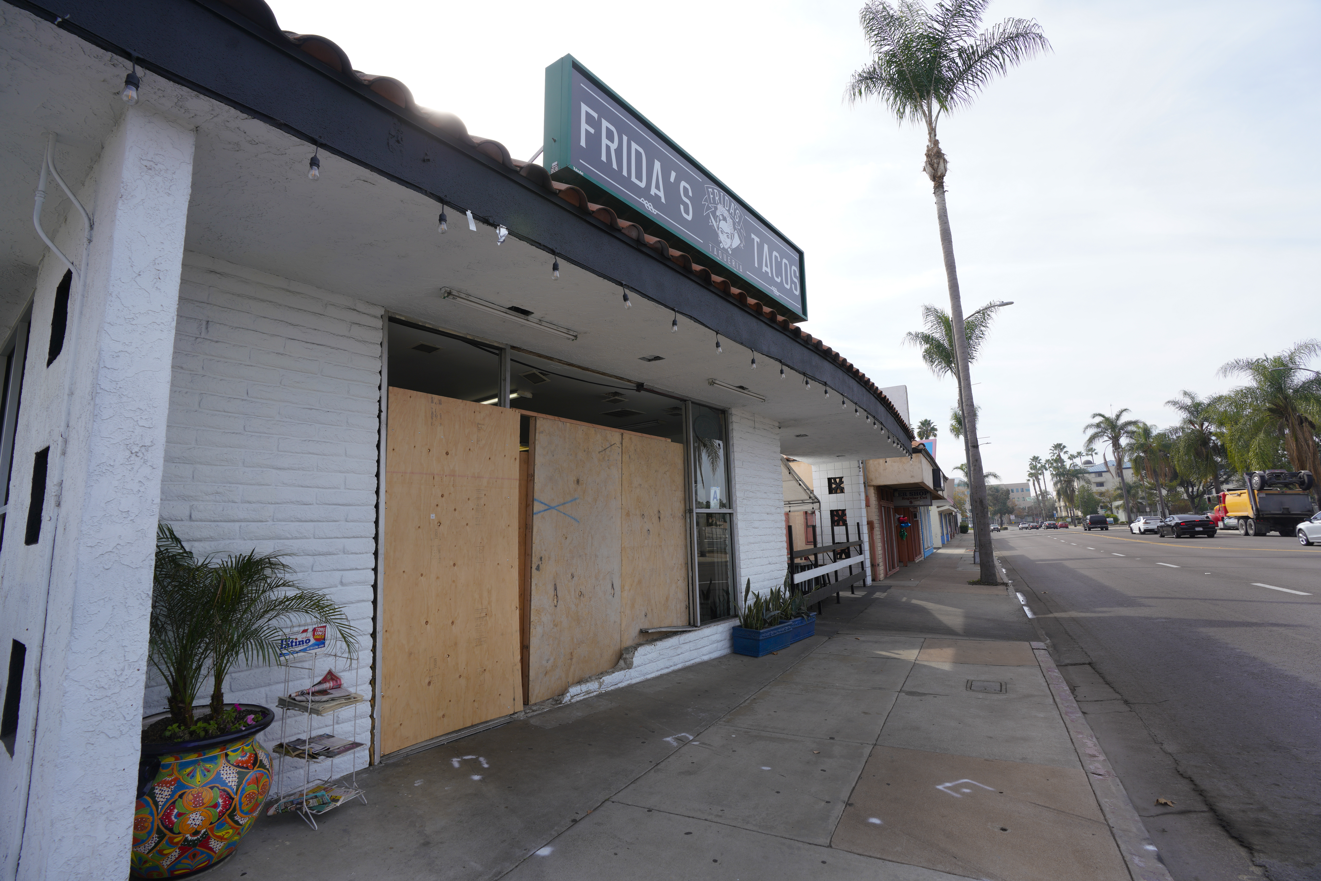 For the second time, an Escondido taco shop is cleaning up after car crashes into business - Vimarsana News