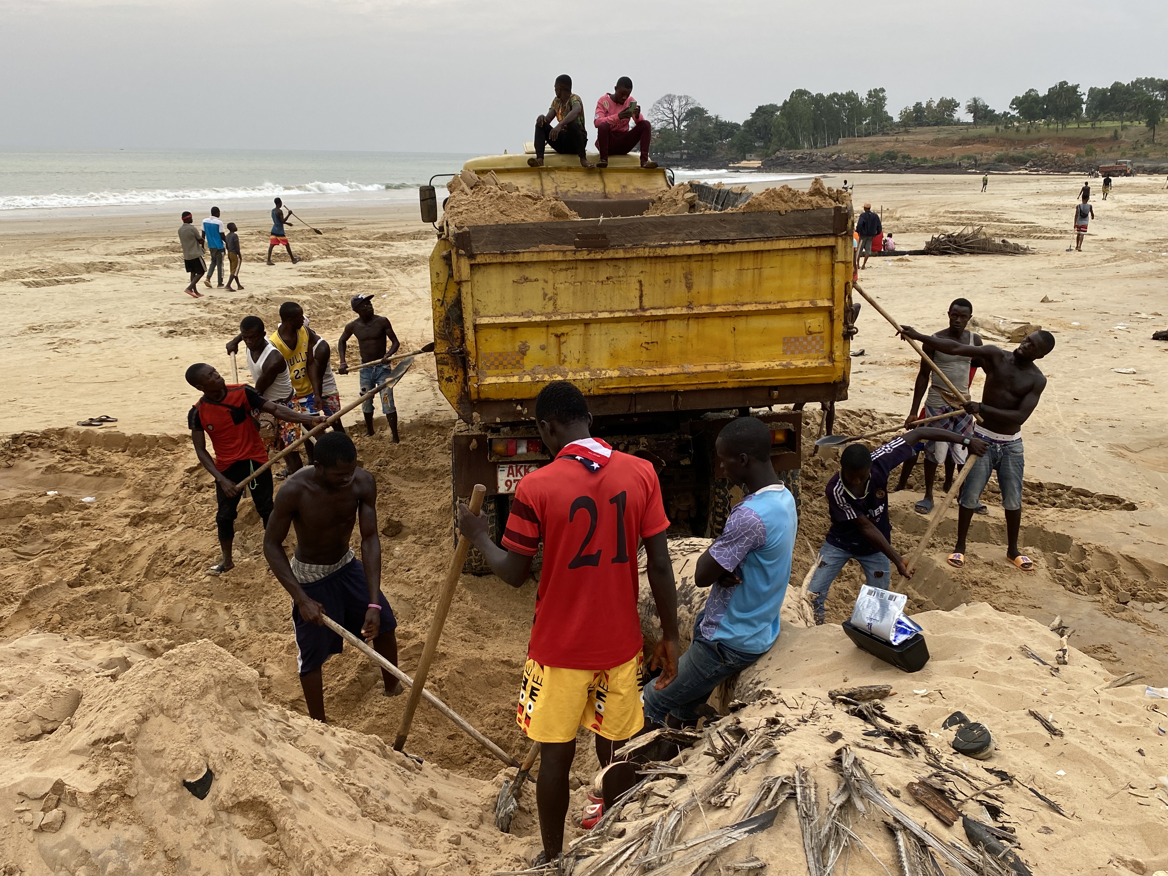 War-torn Sierra Leone rebuilds, sacrificing its only protection against sea level rise - Vimarsana News