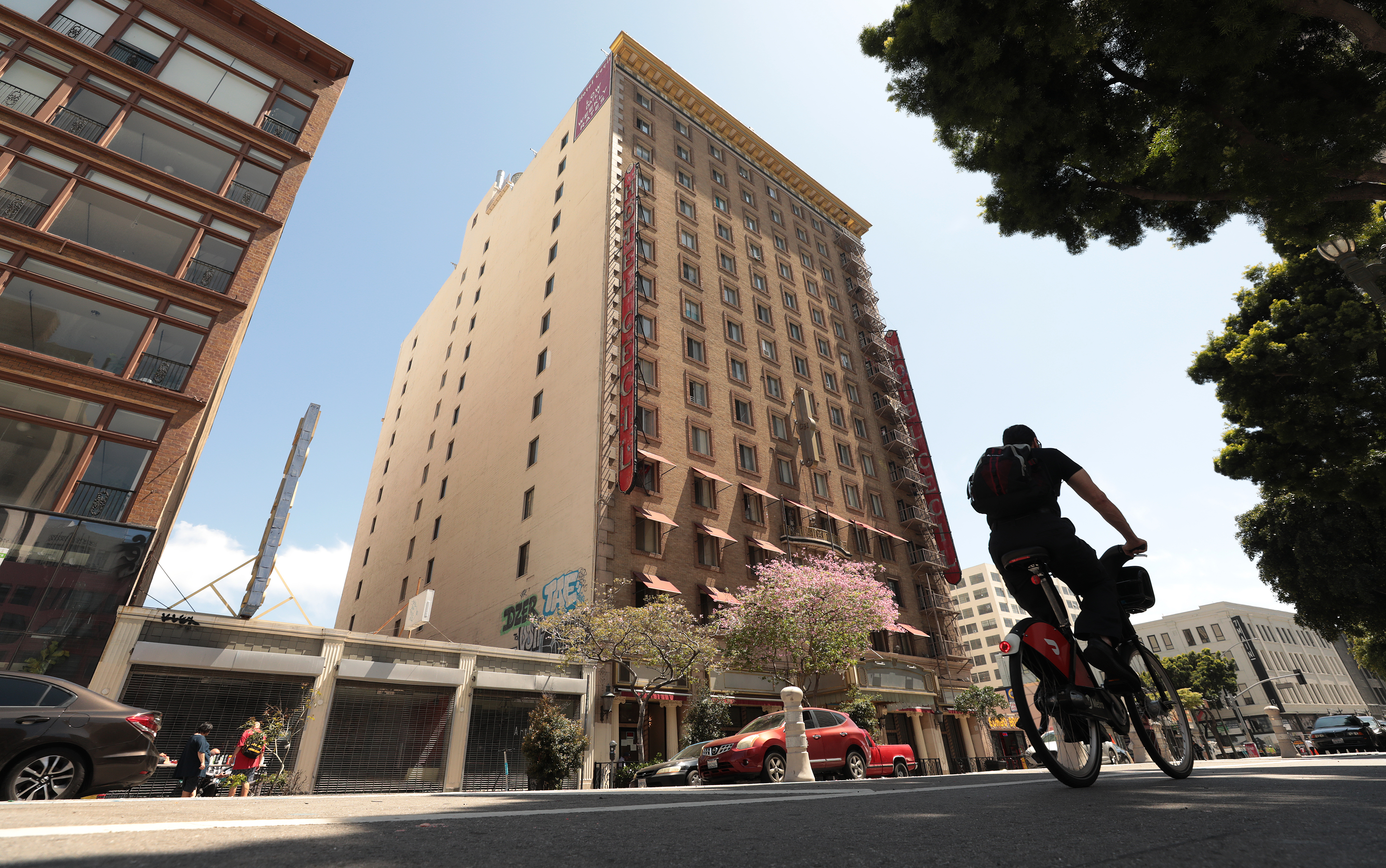 L.A.'s infamous Cecil Hotel, now housing homeless, for sale - Vimarsana News