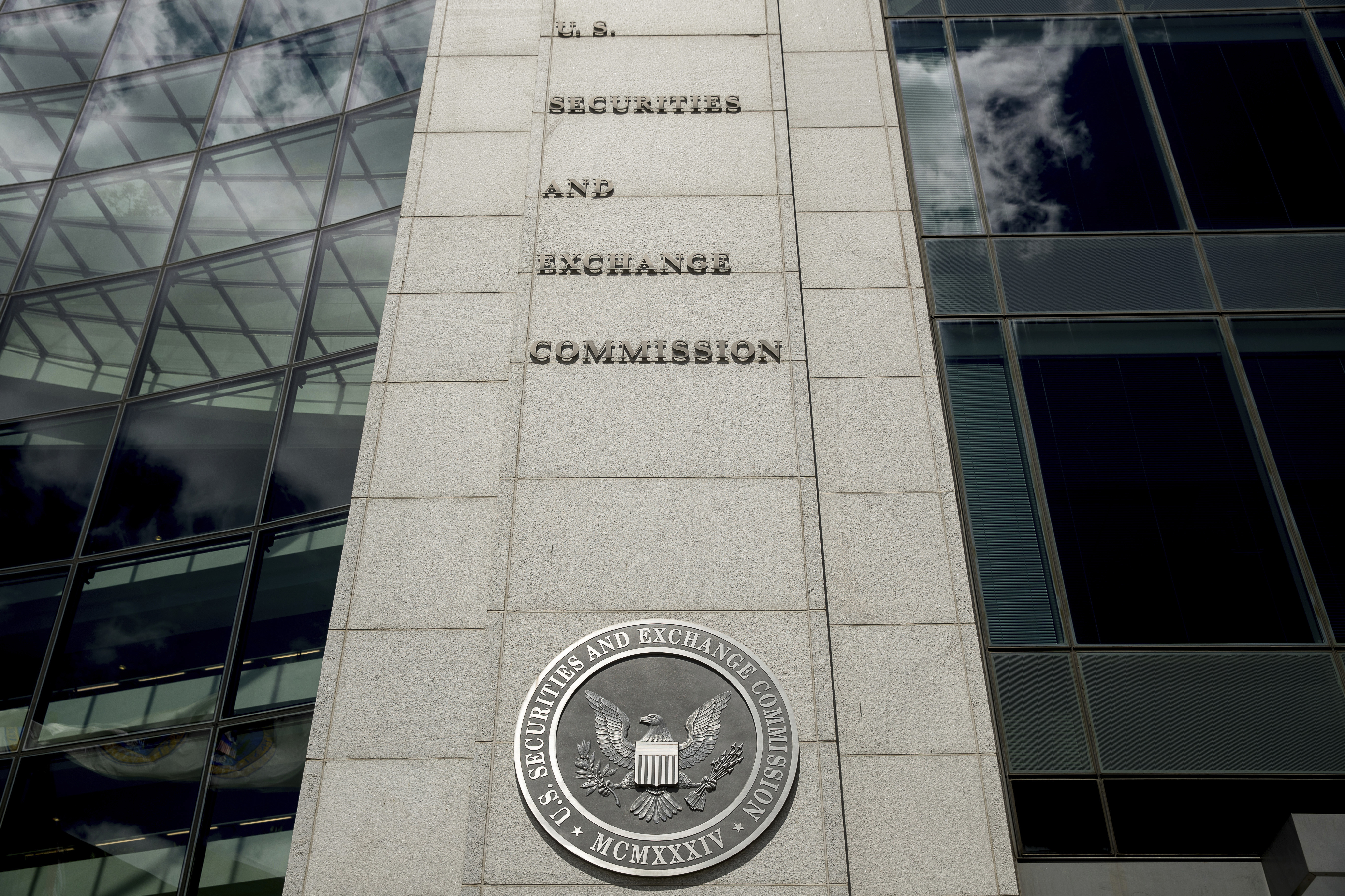 Eight finance influencers indicted in $100-million stock manipulation scheme - Vimarsana News