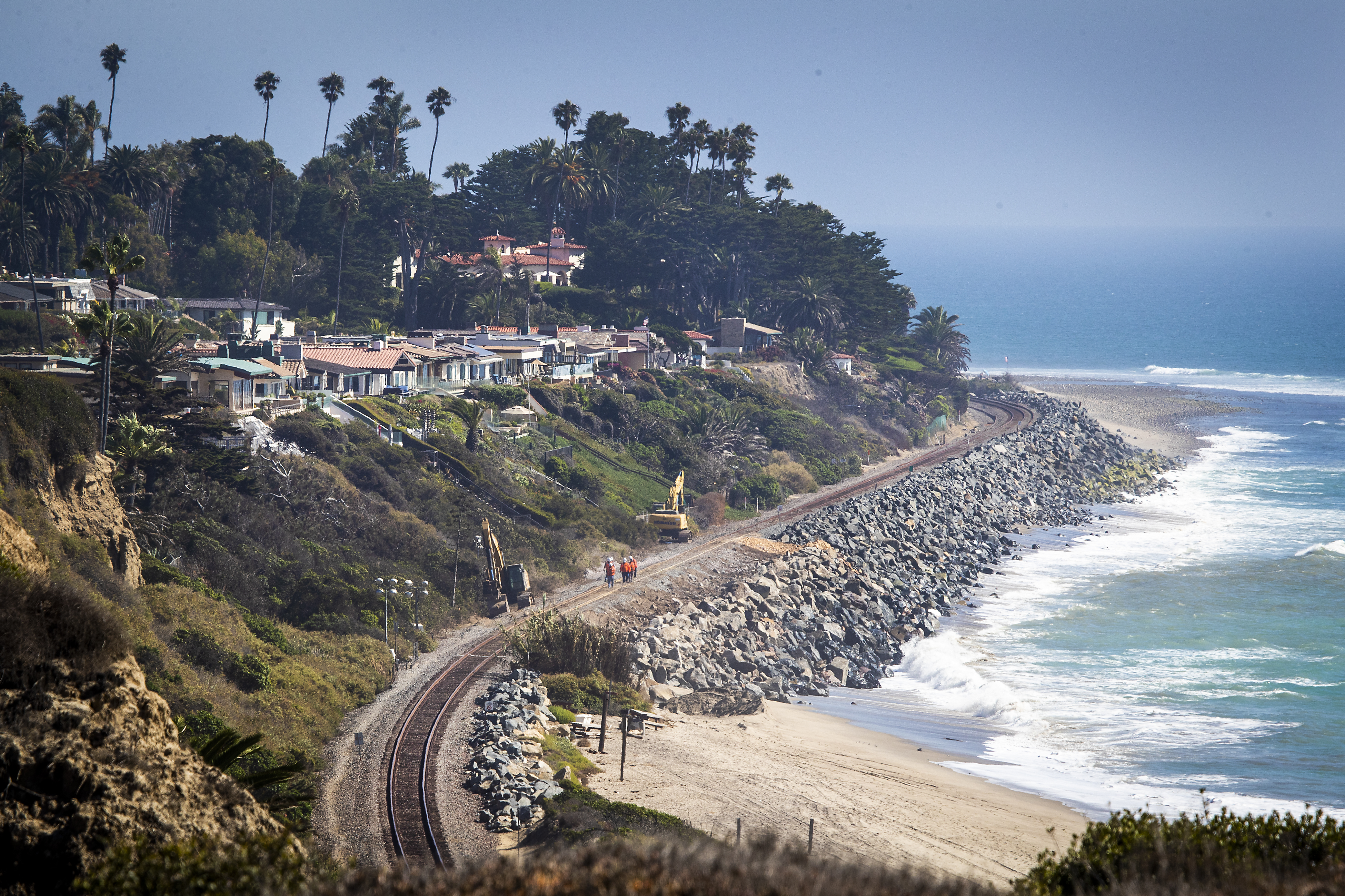 Coastal erosion in San Clemente threatens railroad tracks, pricey homes - Vimarsana News