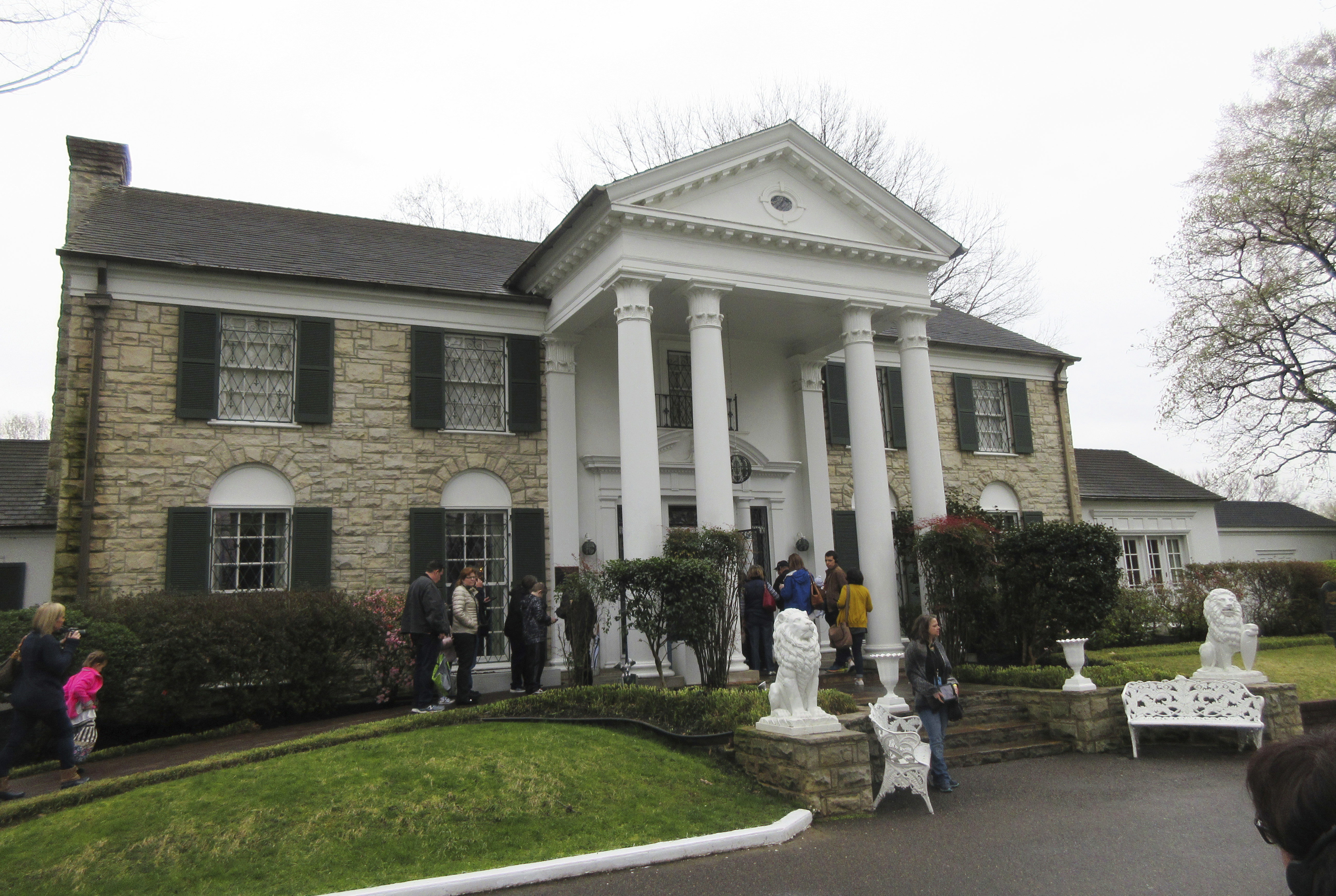 Missouri woman who tried to grab Graceland arrested for allegedly defrauding Presley estate