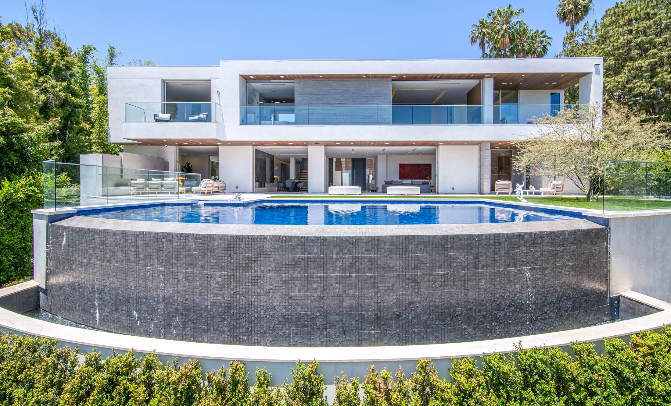 David Spade buys a modern mansion near the Comedy Store for $13.85 million - Vimarsana News