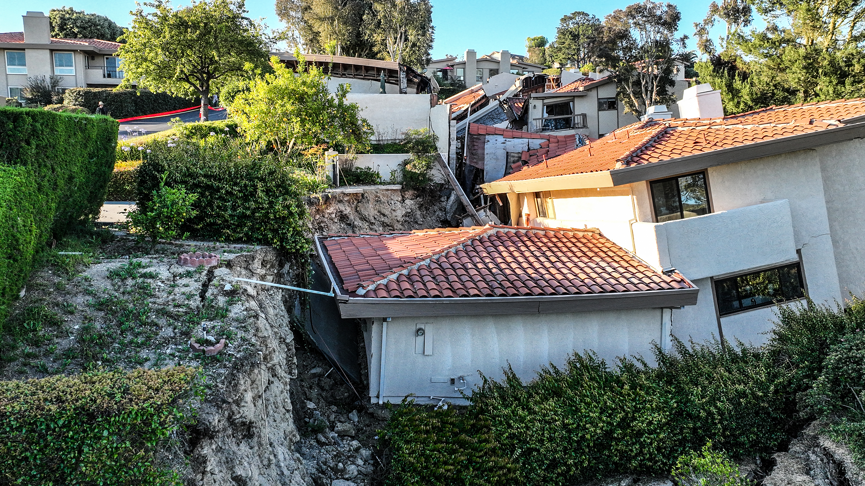 Rolling Hills Estates landslide breaks sewer line, causing evacuations - Vimarsana News