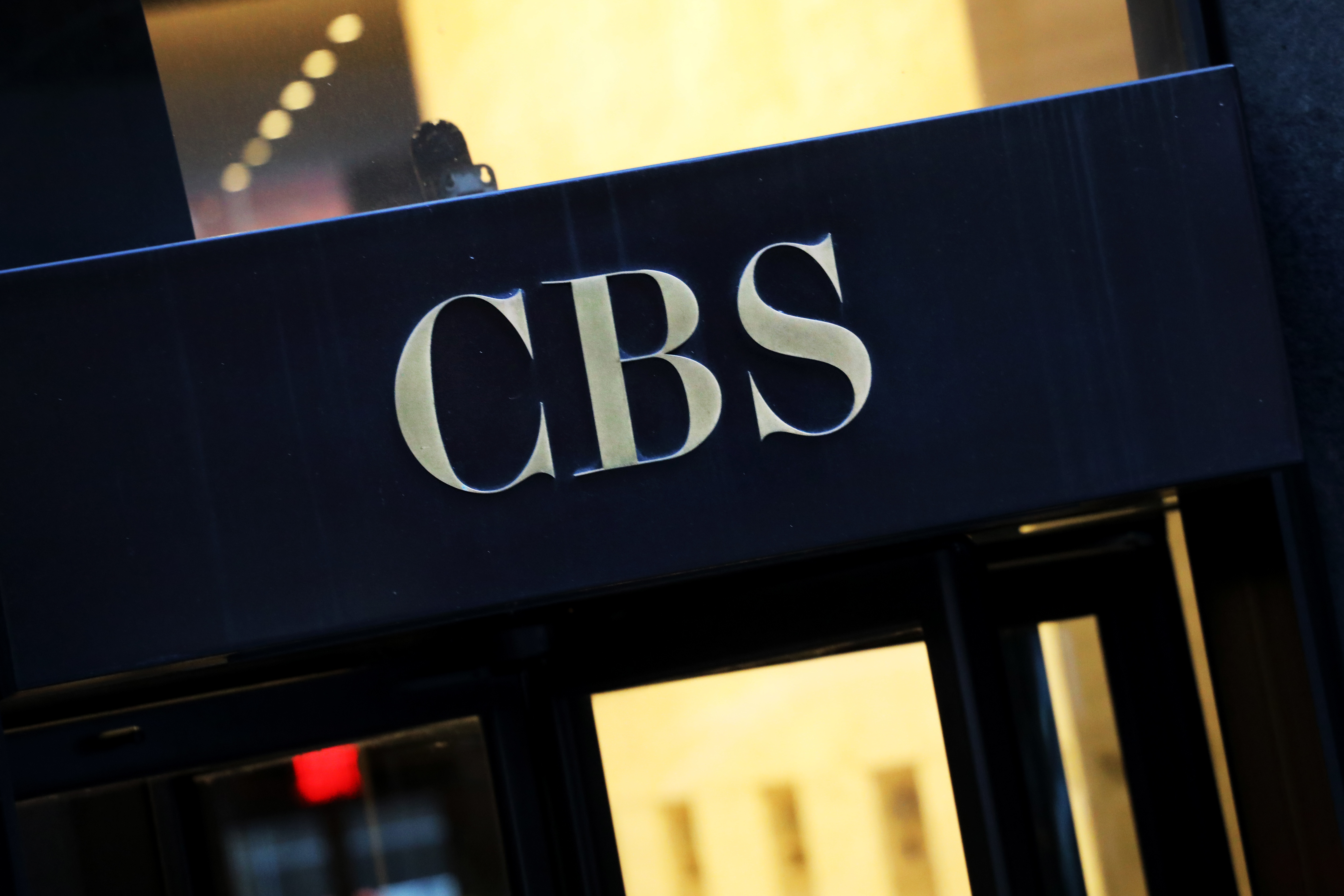 Давний ведущий Джефф Глор и трое корреспондентов покидают CBS News в целях сокращения расходов