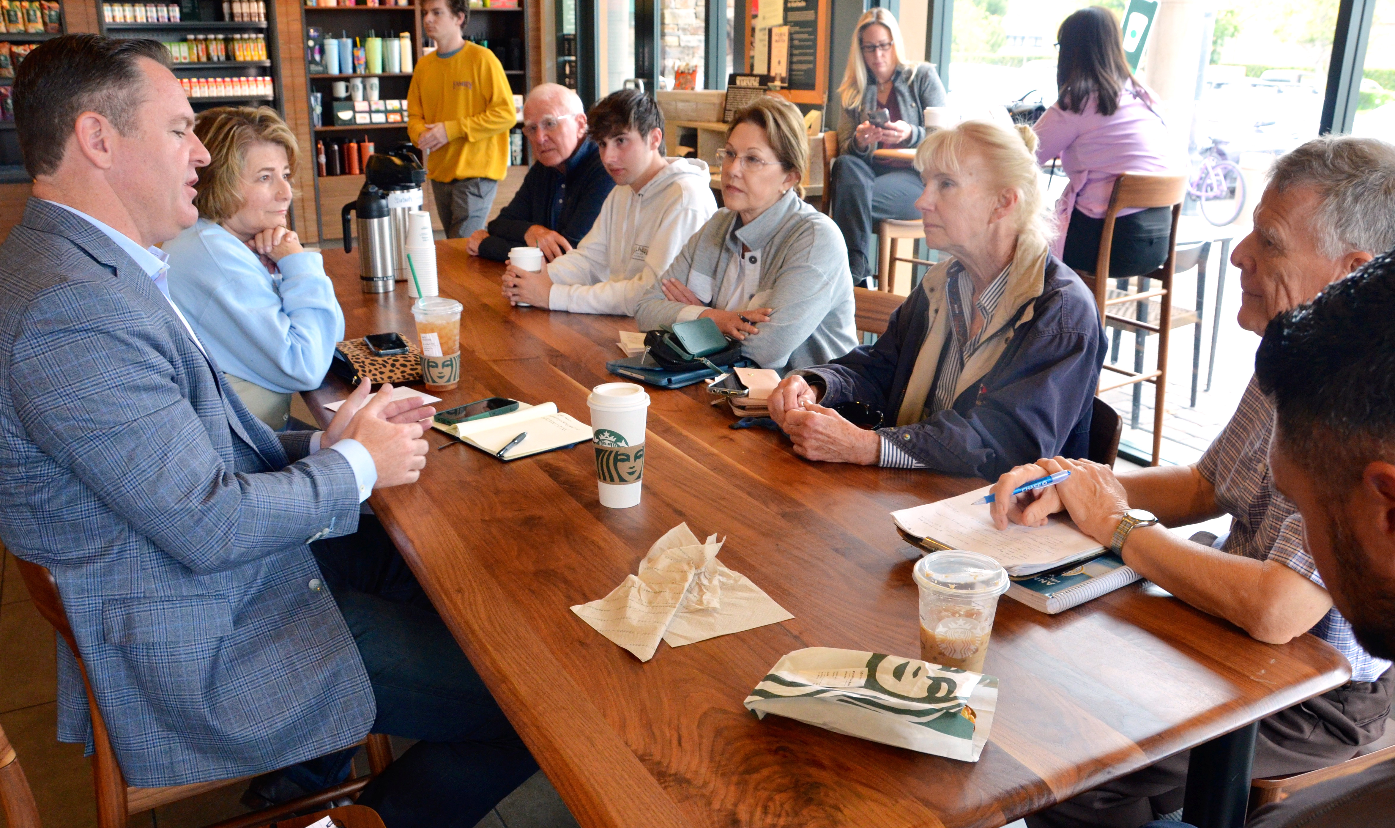 Newport Beach mayor hosts community members for a morning coffee klatch - Vimarsana News