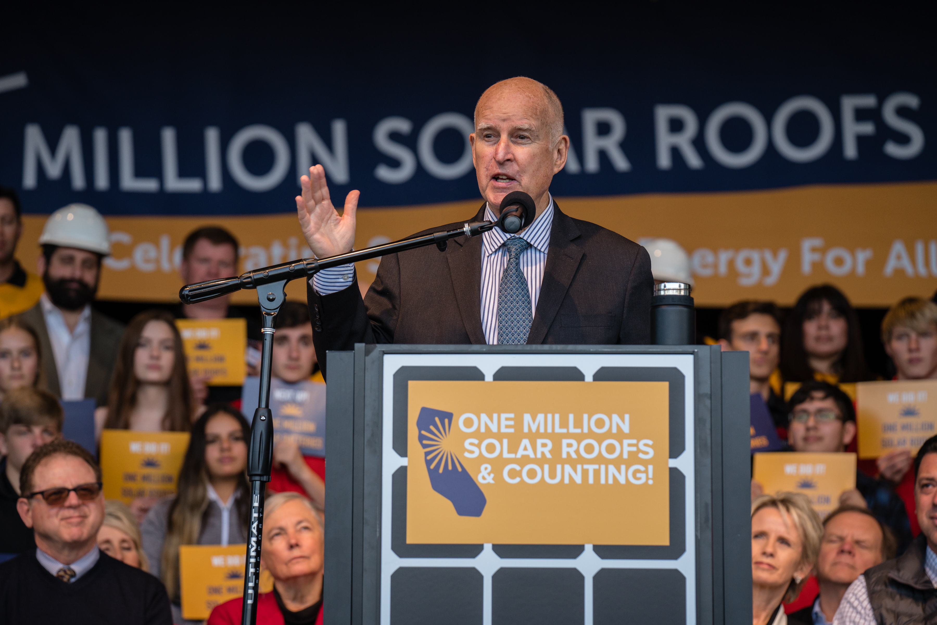 Jerry Brown weighs in on Joe Manchin's climate deal - Vimarsana News