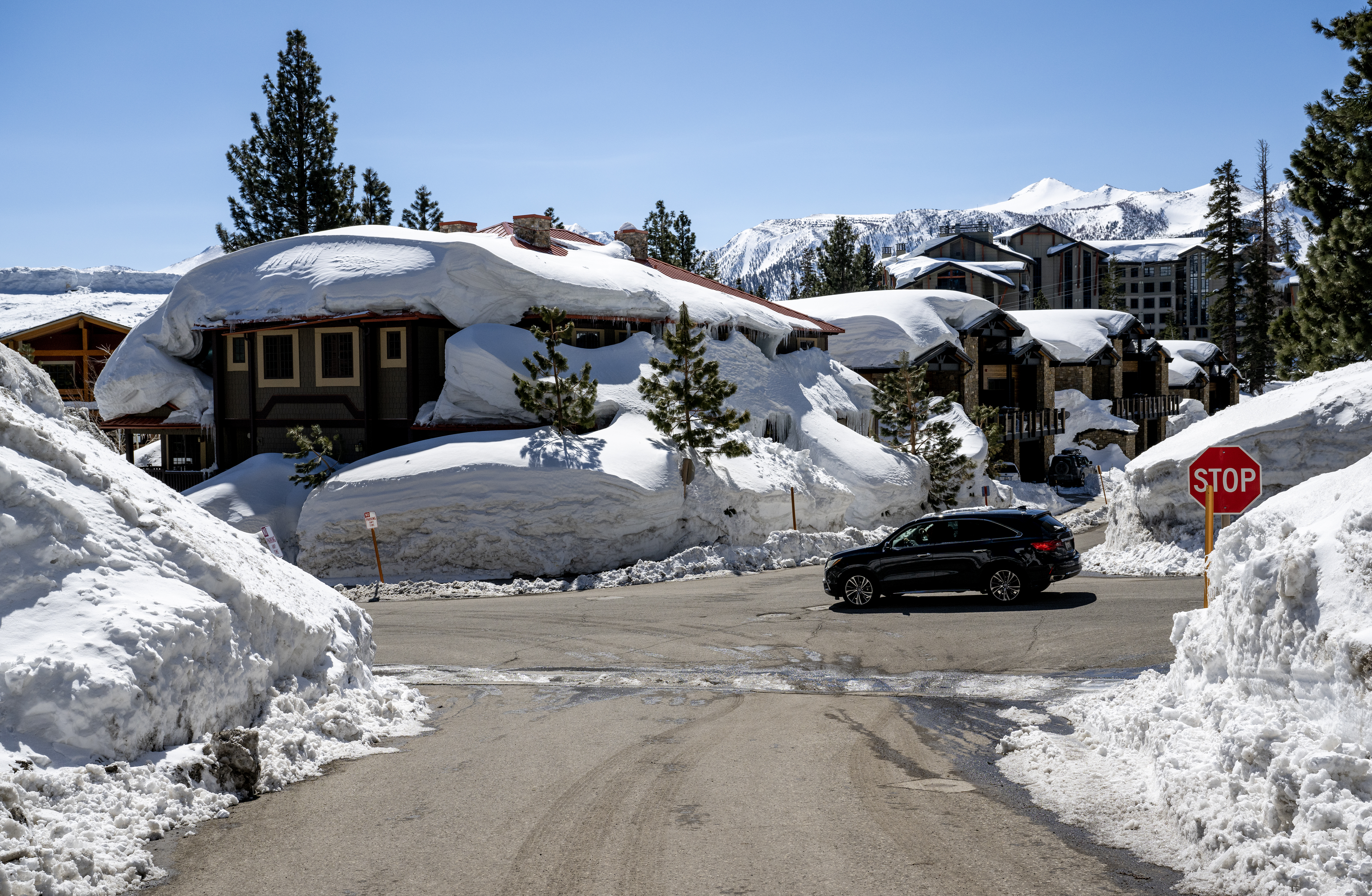 California ski town Mammoth Lakes faces excessive snow - Vimarsana News