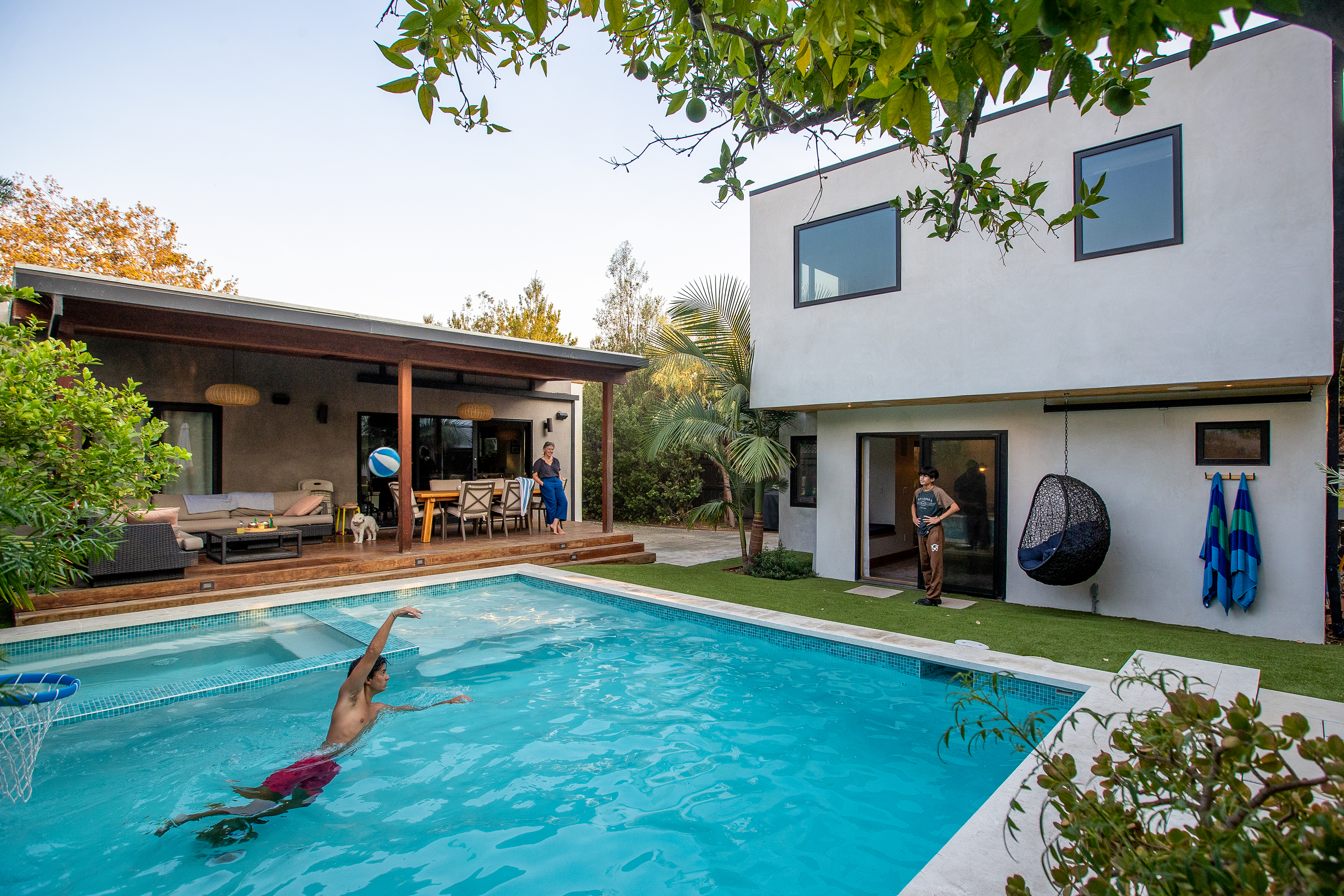 Tiny ADU in Los Angeles is a pool house, office and gym - Vimarsana News
