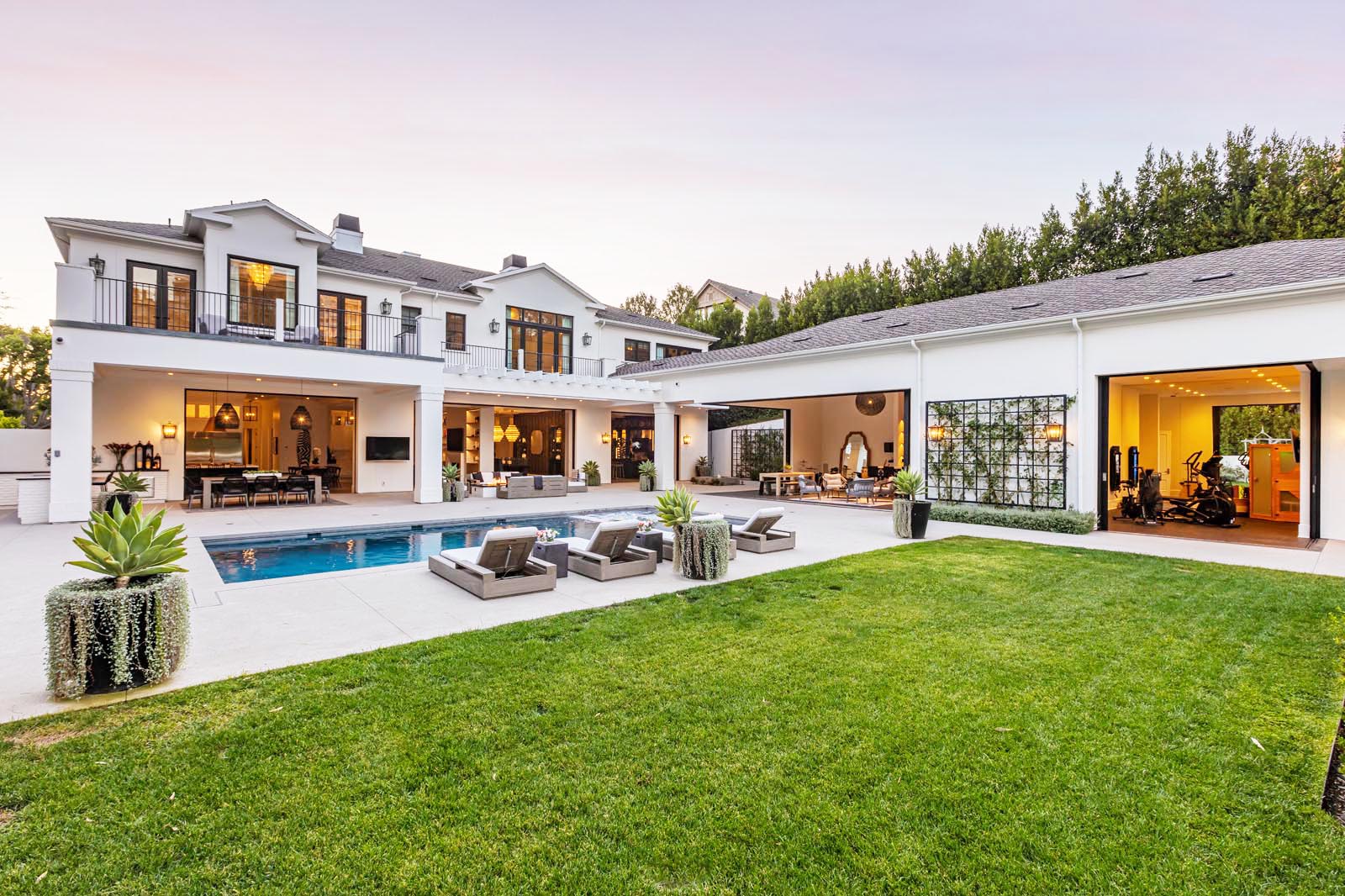 Tony Gonzalez sells Beverly Hills mansion to Wayne Boich - Vimarsana News