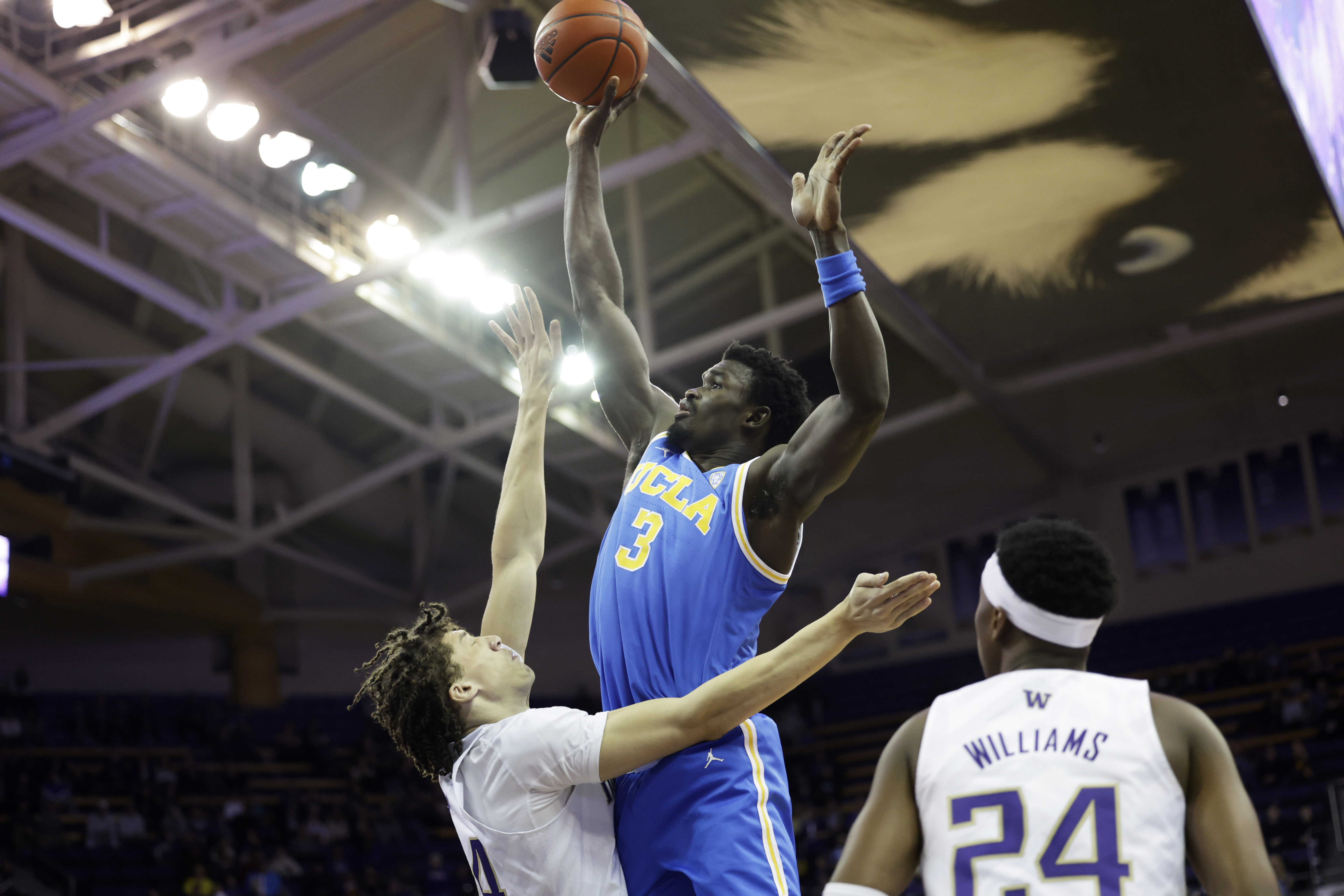 UCLA dominates Washington to extend winning streak to 10 games - Vimarsana News