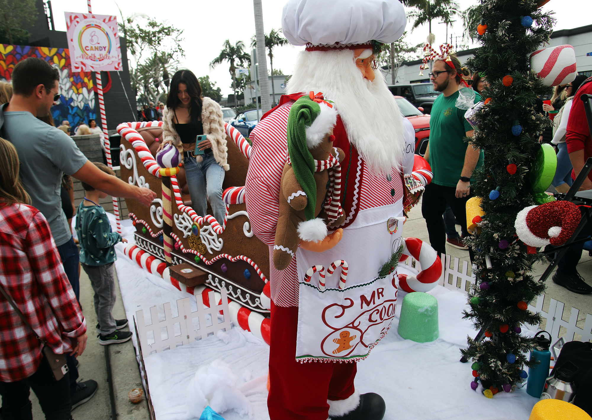 Corona del Mar turns into winter wonderland for 43rd annual Christmas Walk - Vimarsana News
