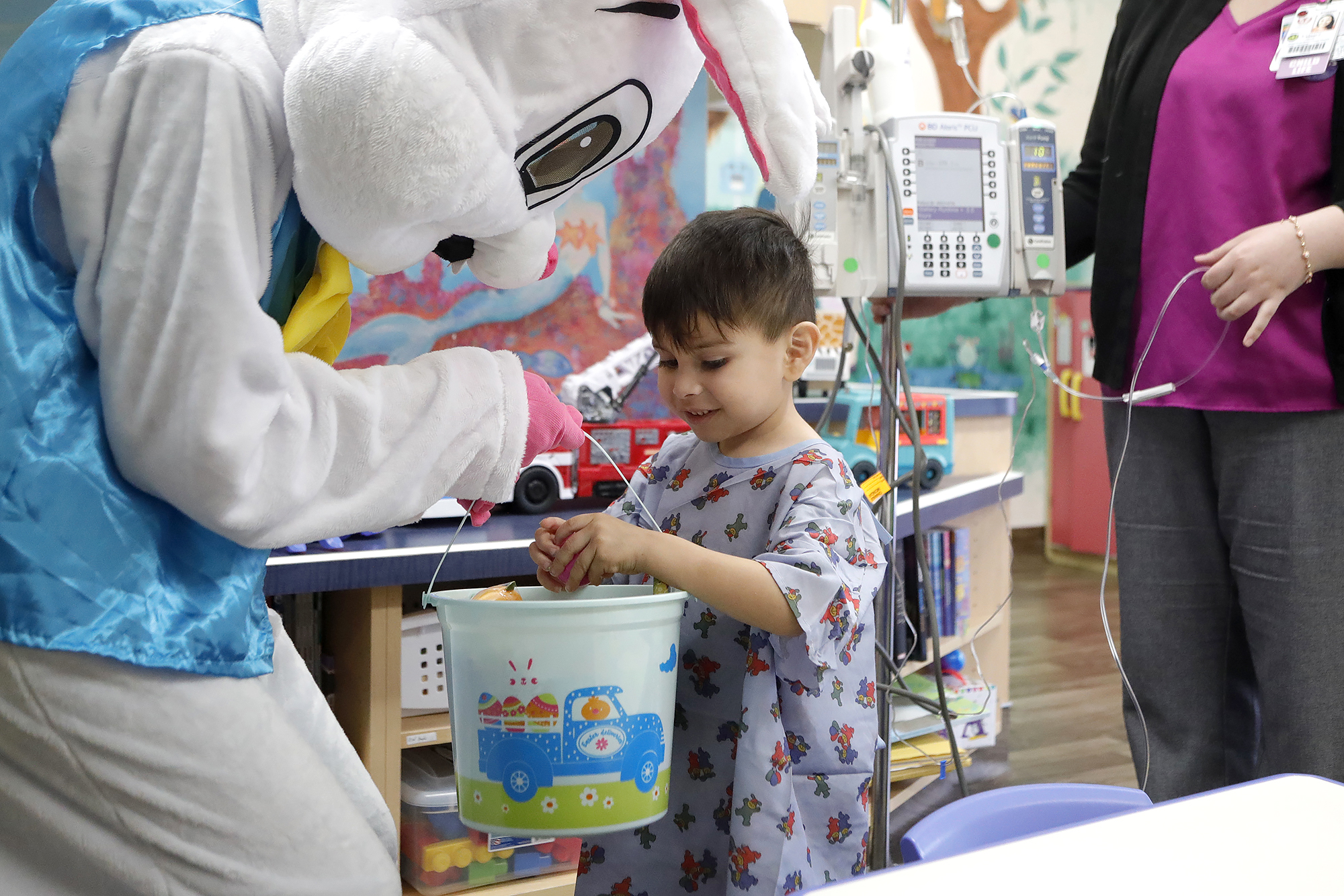 Hare-raising visit brings Easter to young patients who can't be home for the holidays - Vimarsana News