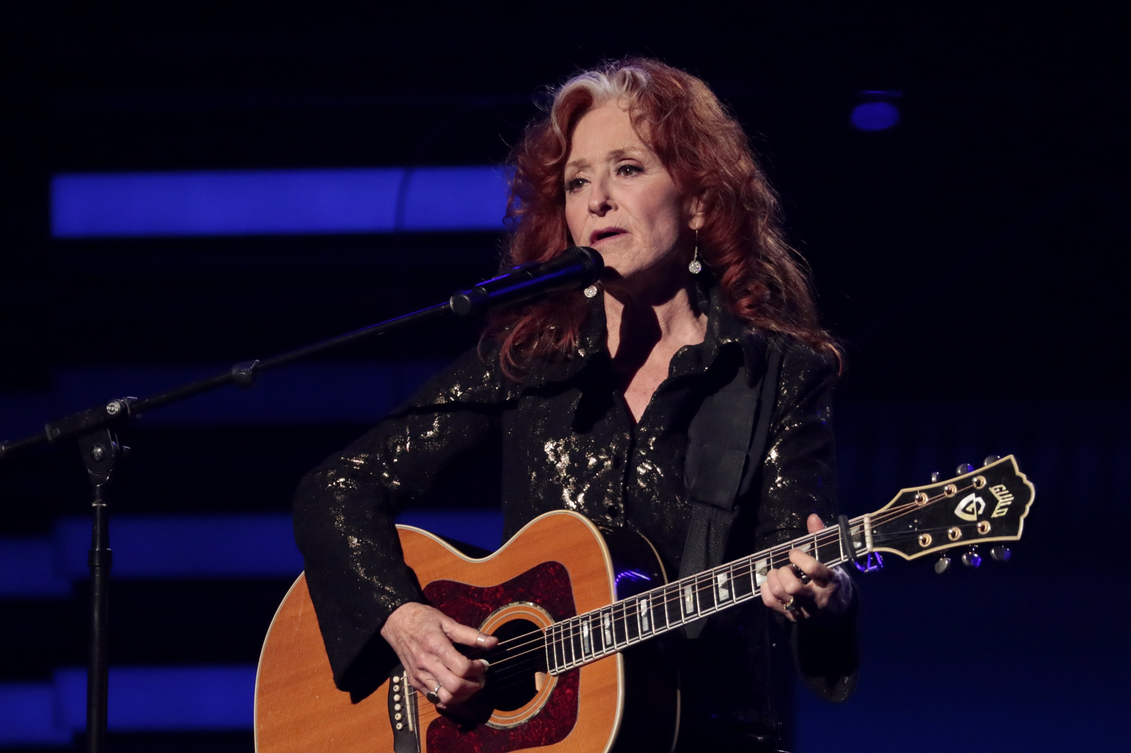 Bonnie Raitt will do 2022 summer tour with Mavis Staples that opens in Cincinnati and concludes in San Diego - Vimarsana News