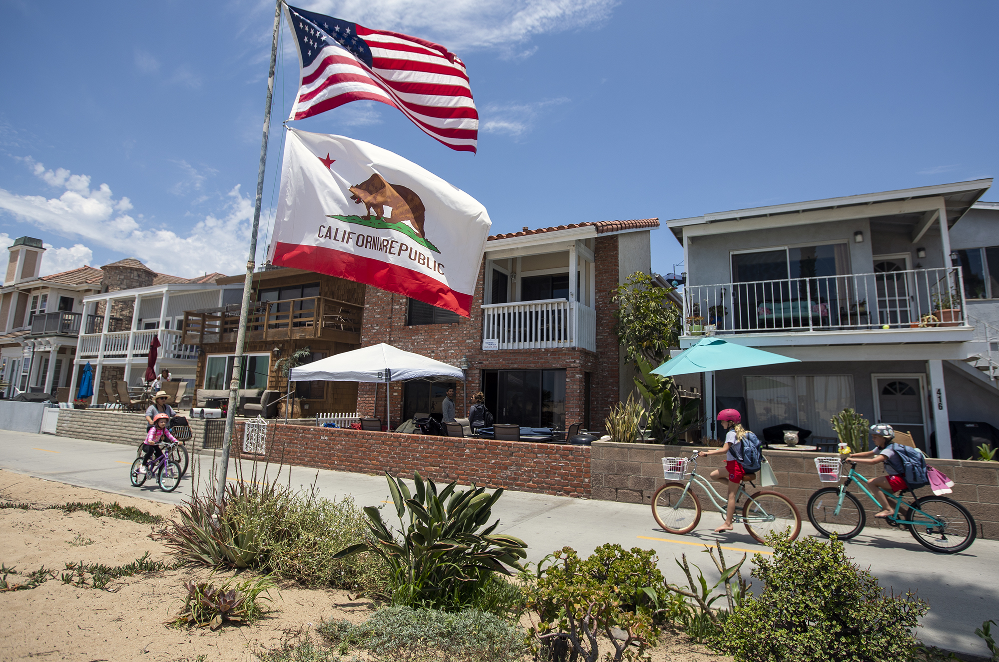 Decades-old Balboa Peninsula flagpole is removed - Vimarsana News