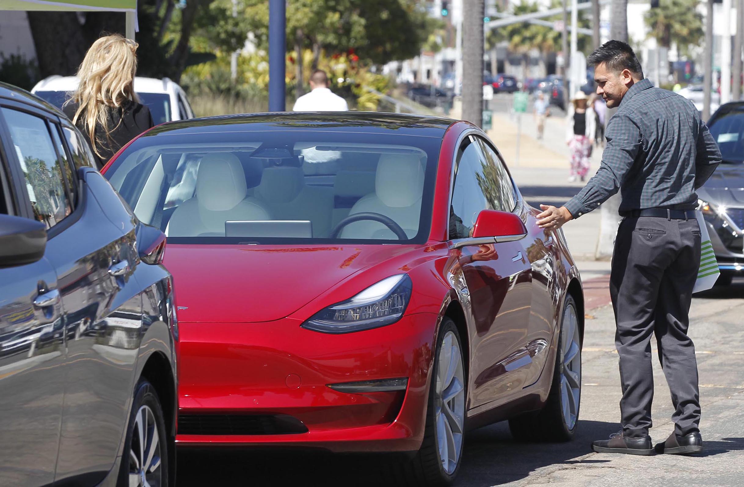 Americans want big EVs that go far and plentiful charging - Vimarsana News