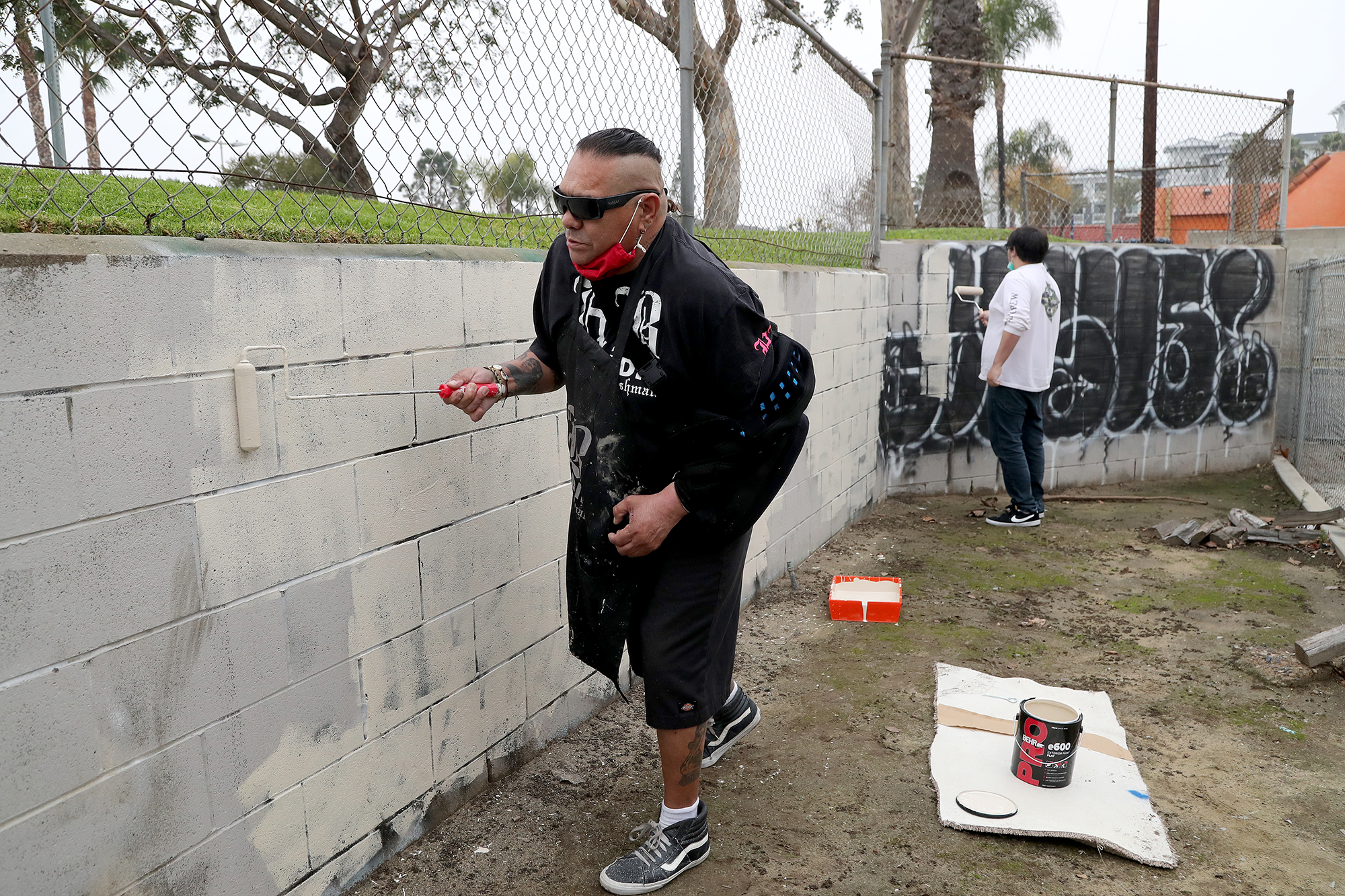 'Bushman' stomps out graffiti in Huntington Beach - Vimarsana News