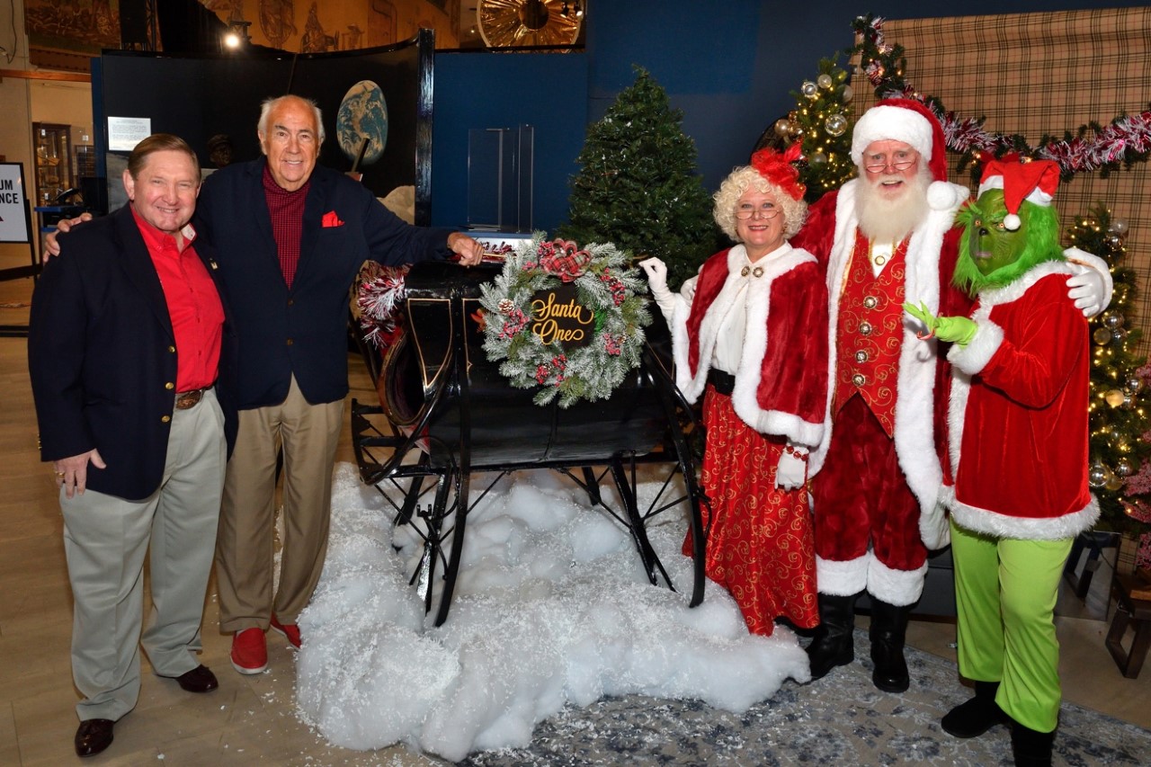 Santa Claus's original sleigh 'Santa One' unveiled at San Diego Air & Space Museum - Vimarsana News