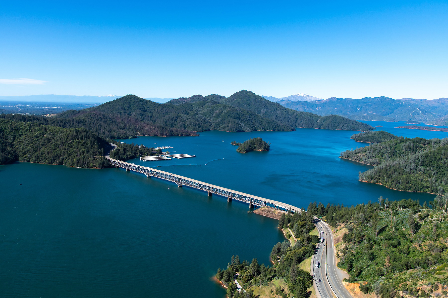 Striking before-and-after photos: Parched Lake Shasta is transformed - Vimarsana News