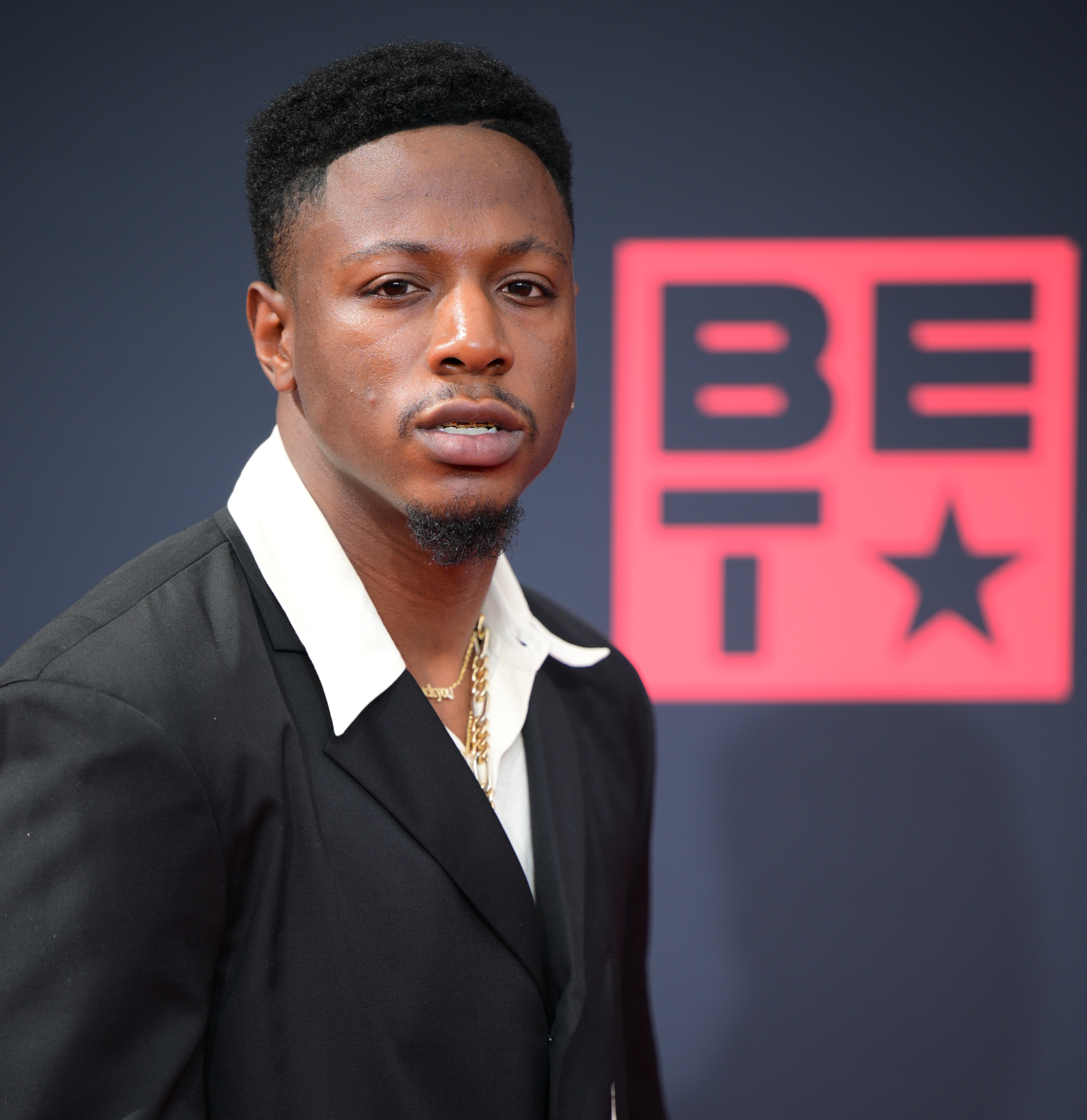 Joey Badass says Delta Air Lines broke his recording equipment - Vimarsana News