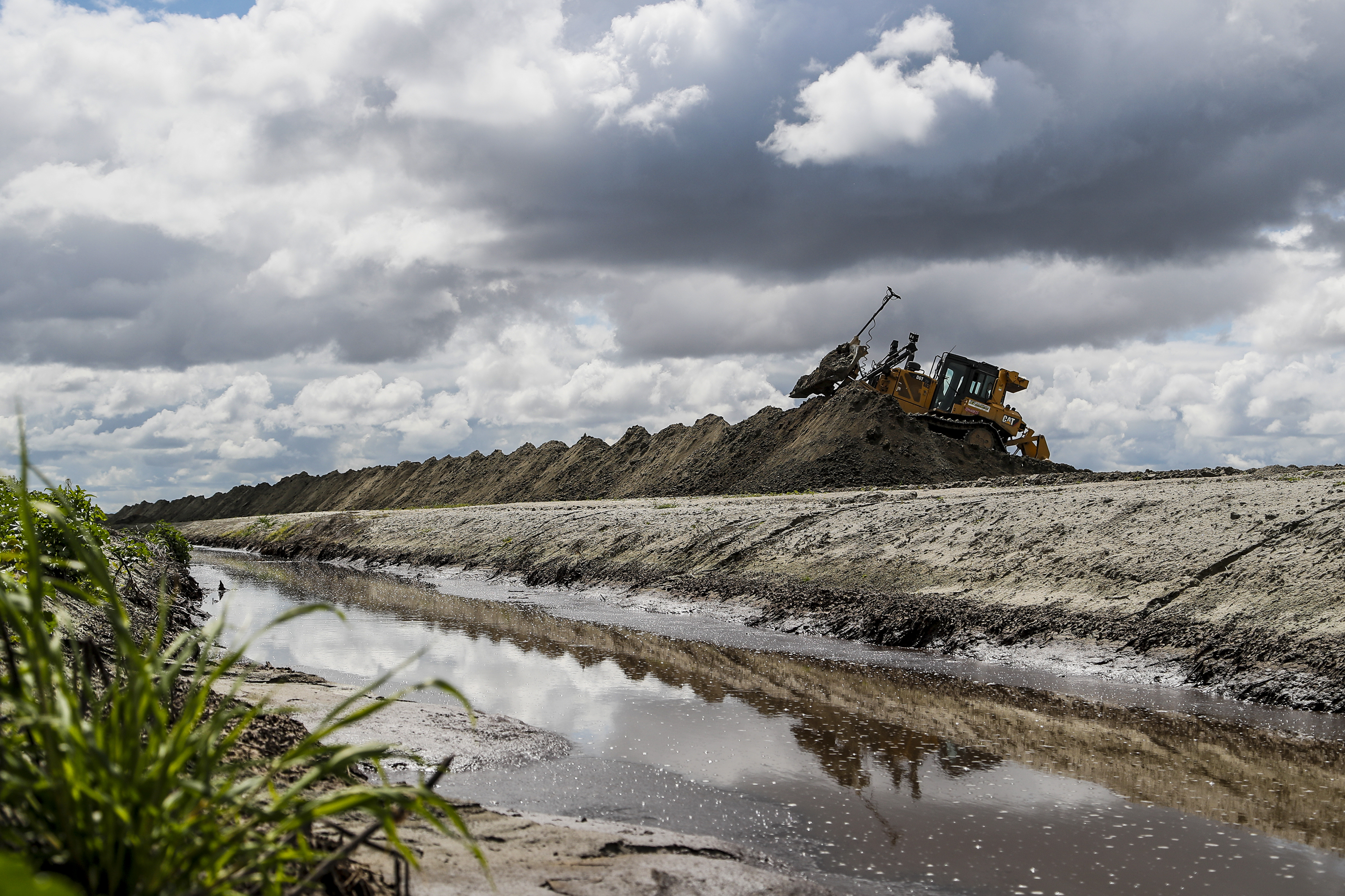 Today's Headlines: Floodwaters and L.A. sewage sludge threaten disaster for Tulare Lake - Vimarsana News