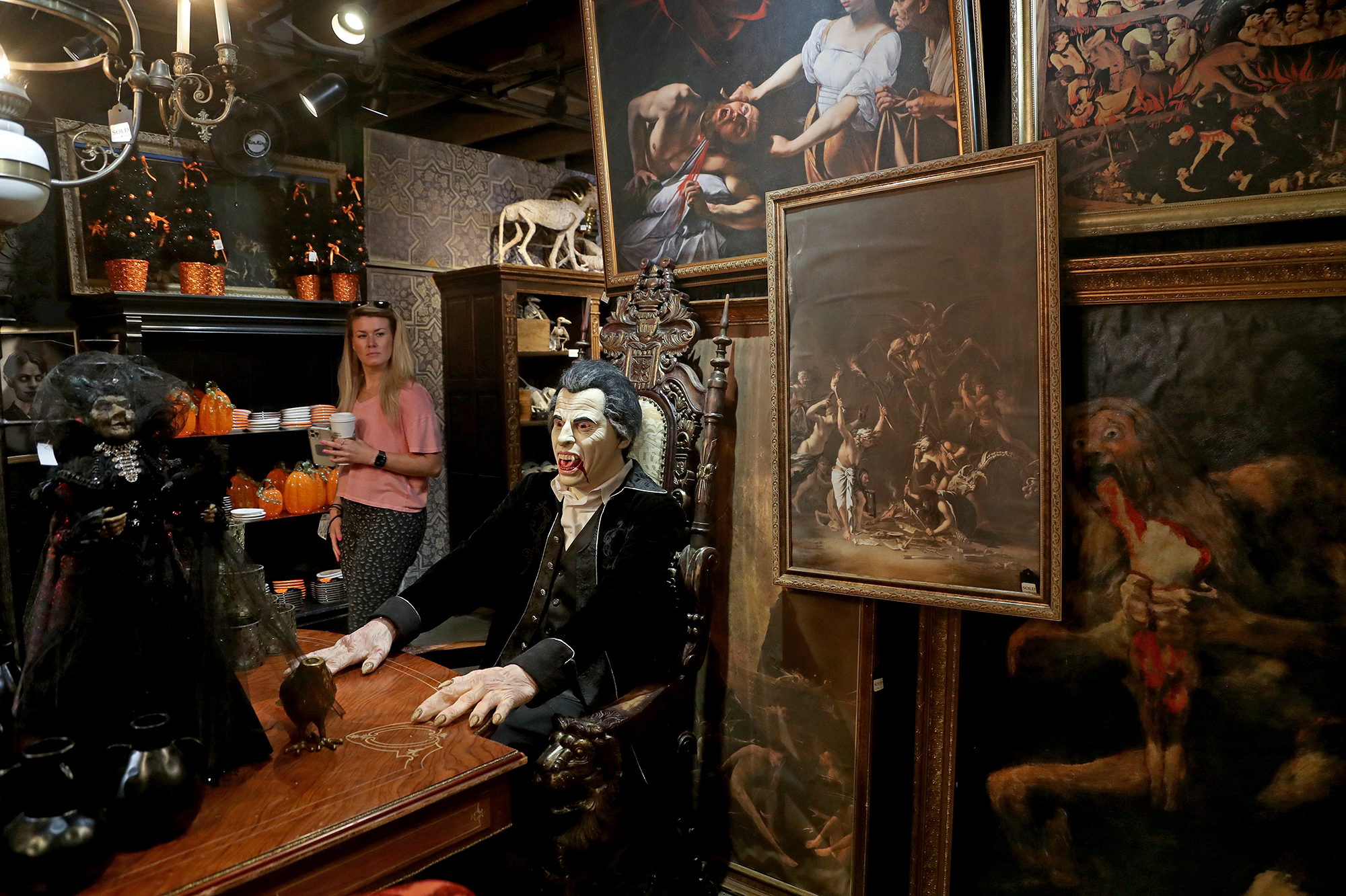 'Cabinet of Curiosities,' blends spine-tingling effects, home decor ideas at Roger's Gardens - Vimarsana News