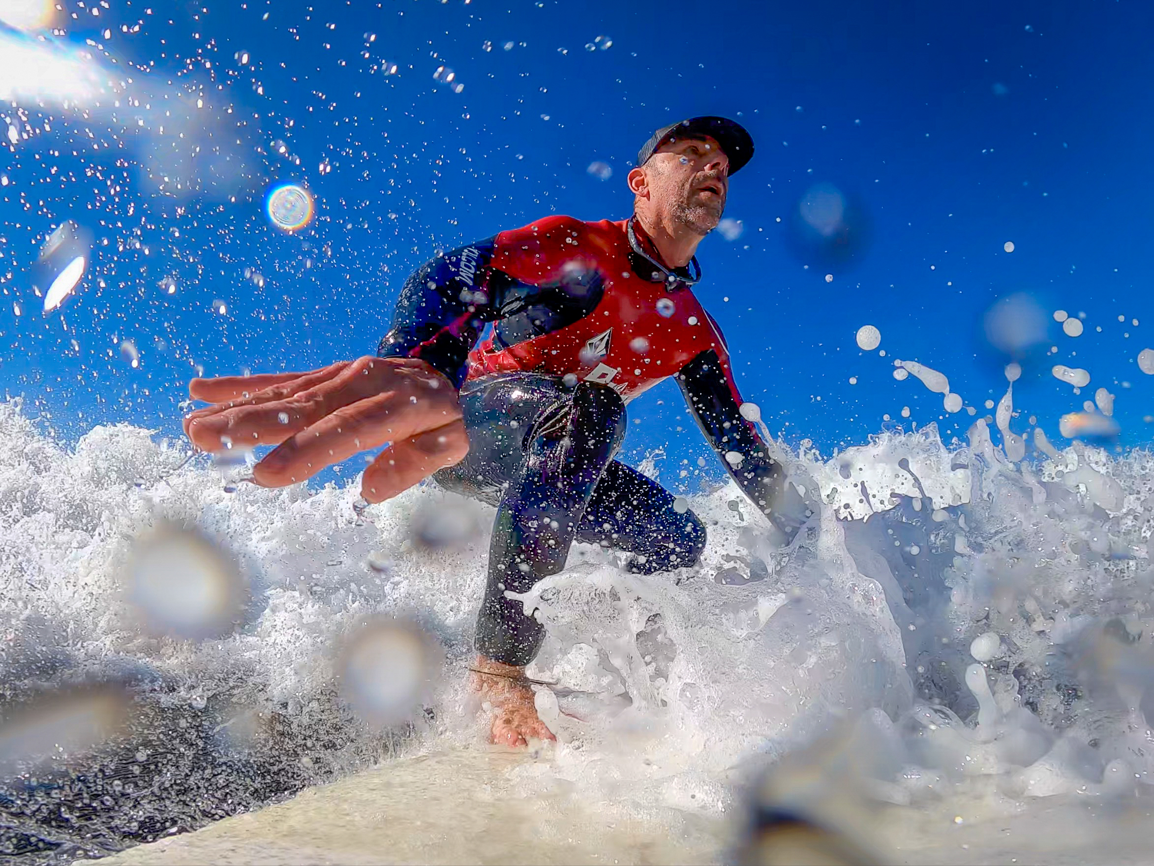 Blind surfer Pete Gustin hits the waves to challenge himself - Vimarsana News