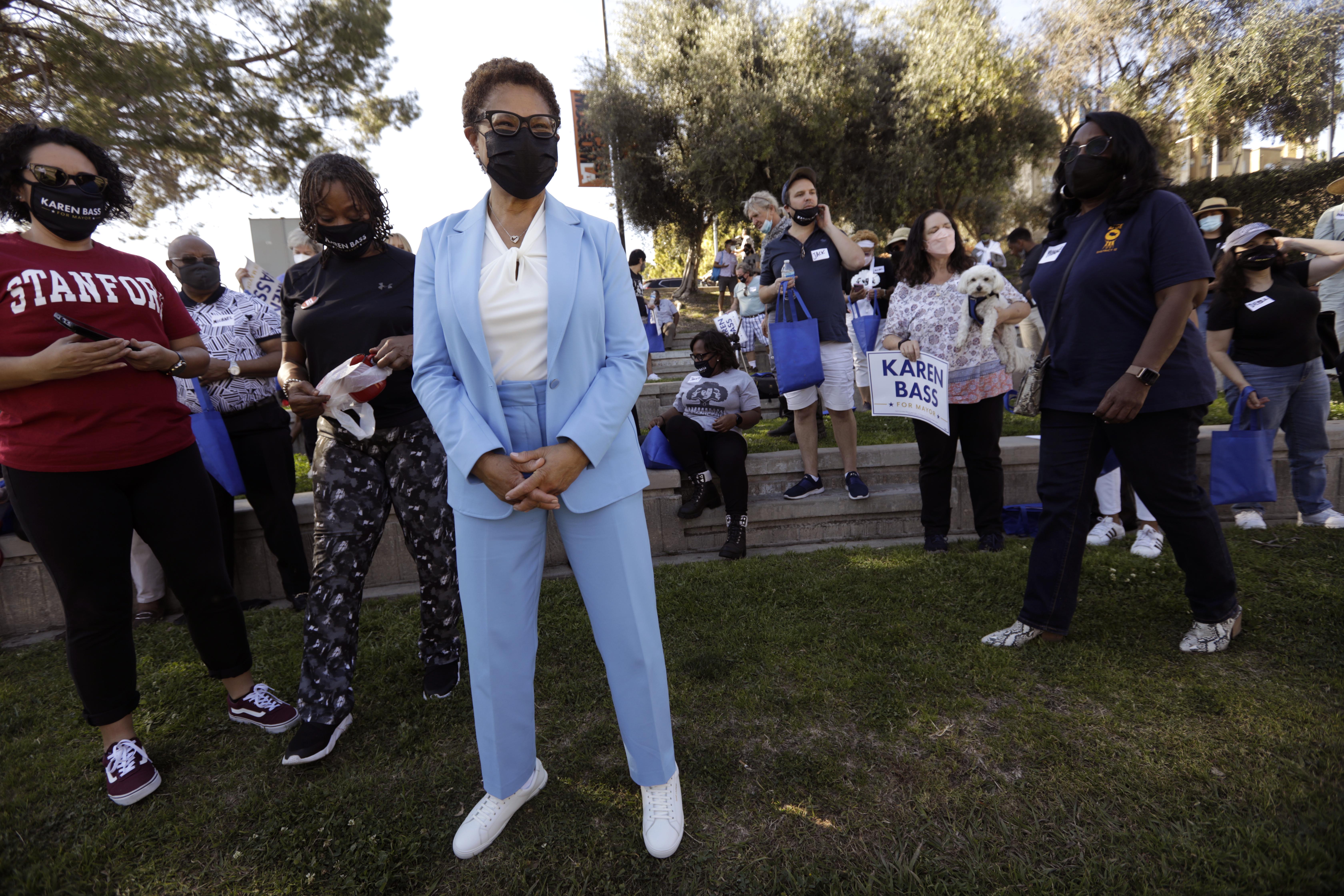 2022 L.A. mayoral race: Karen Bass takes lead, poll finds - Vimarsana News
