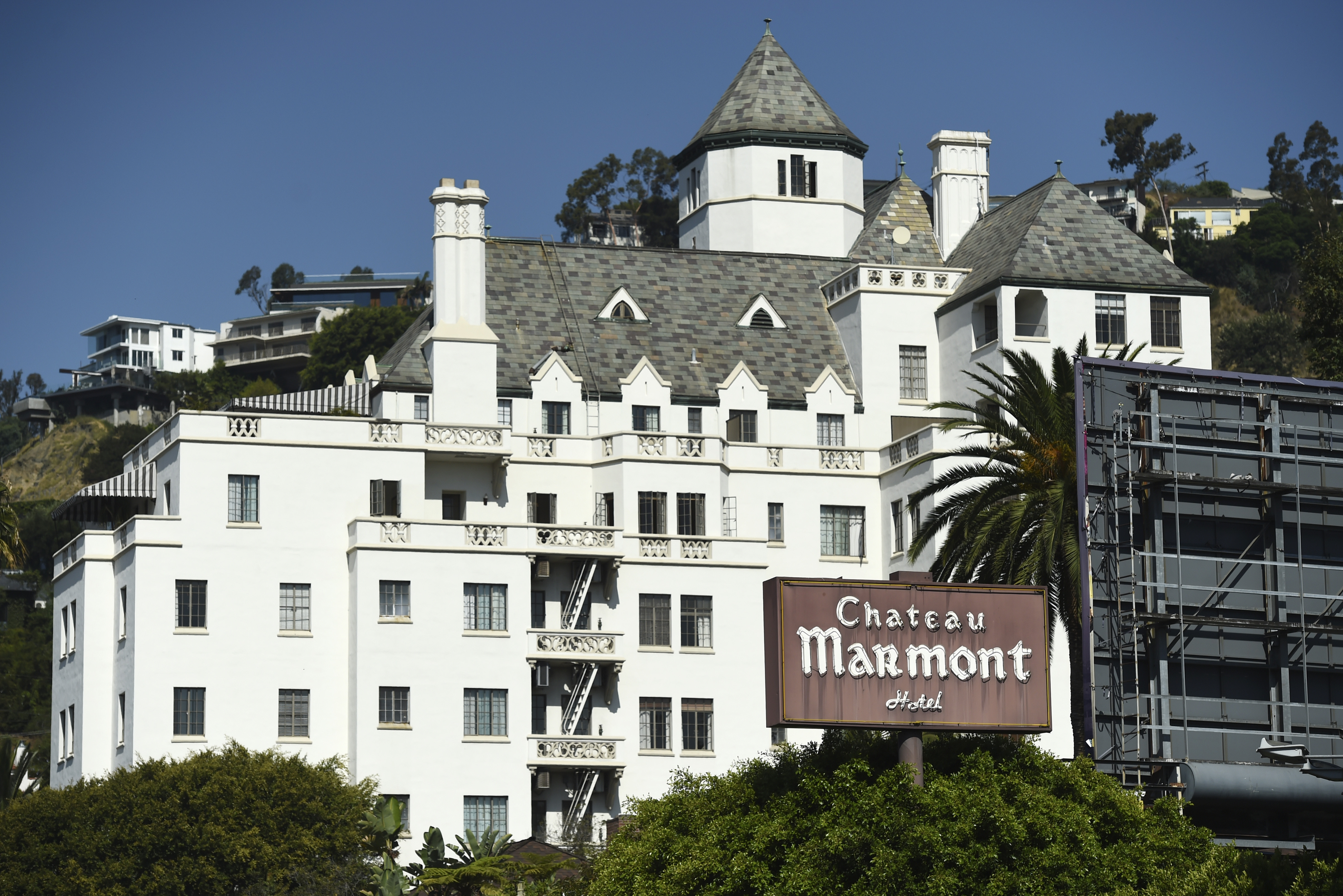 Workers who picketed Jay-Z's Oscar party win union contract at Chateau Marmont - Vimarsana News