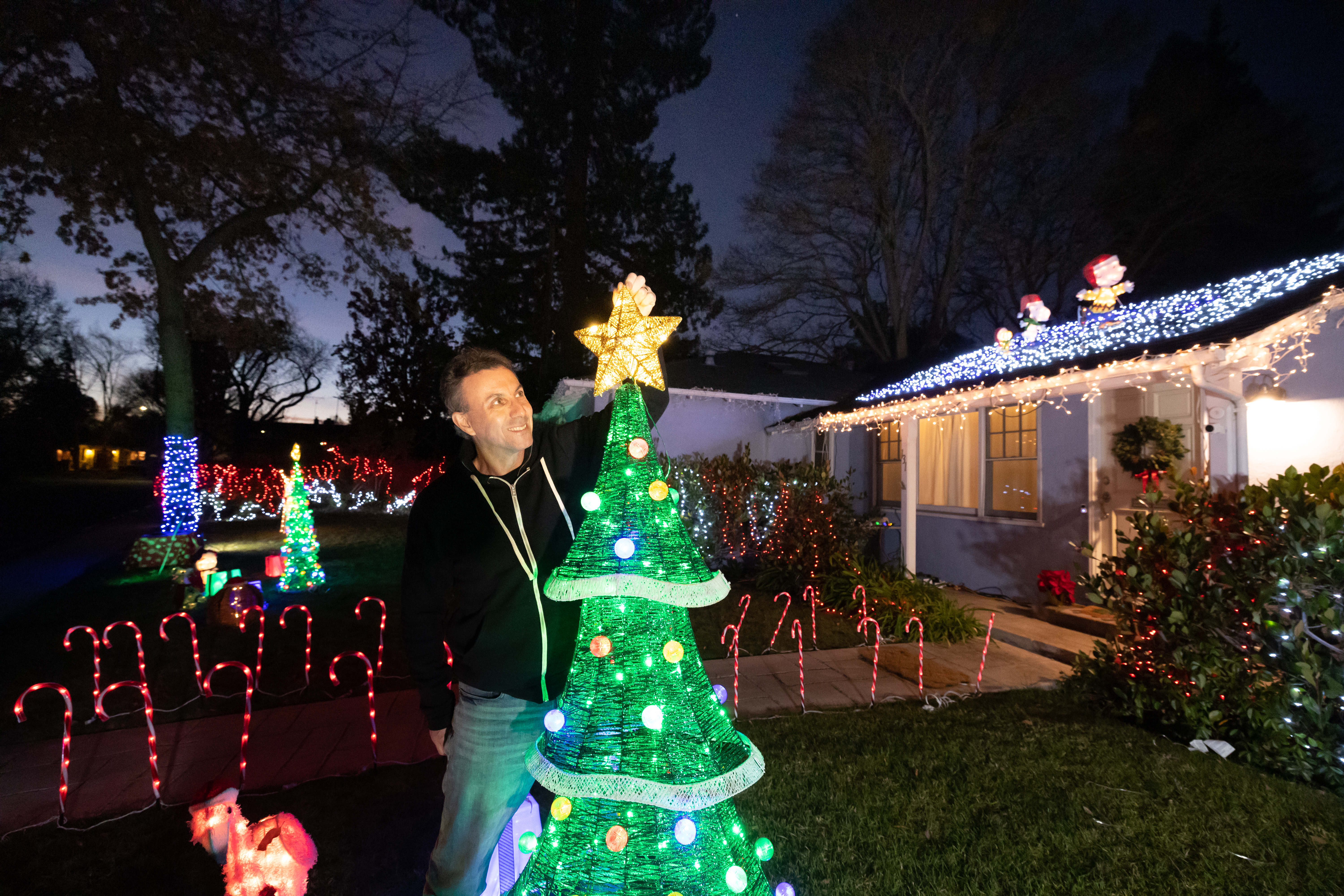 A man's holiday lights display helped land him a top job at Roku - Vimarsana News