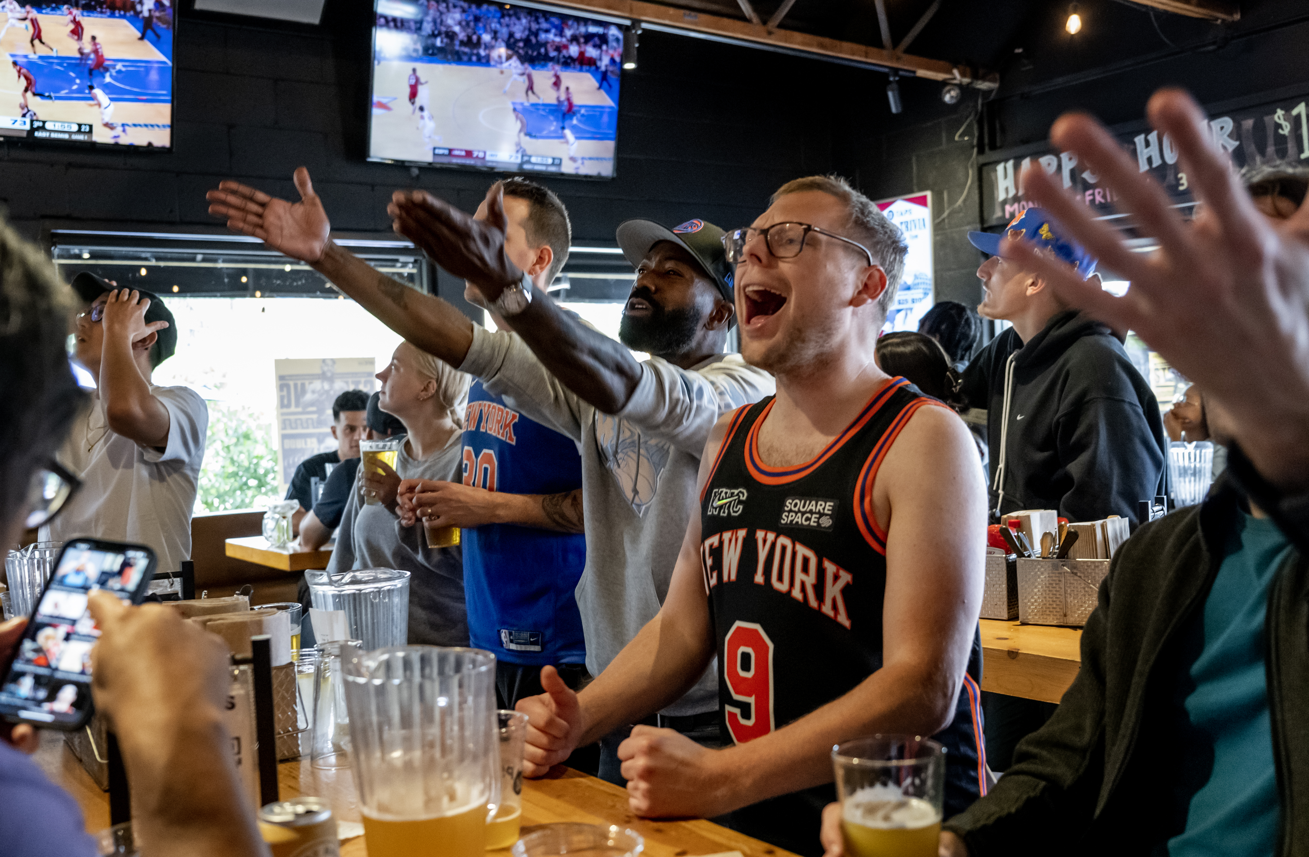 In L.A., Knicks fans create a portal to Madison Square Garden - Vimarsana News