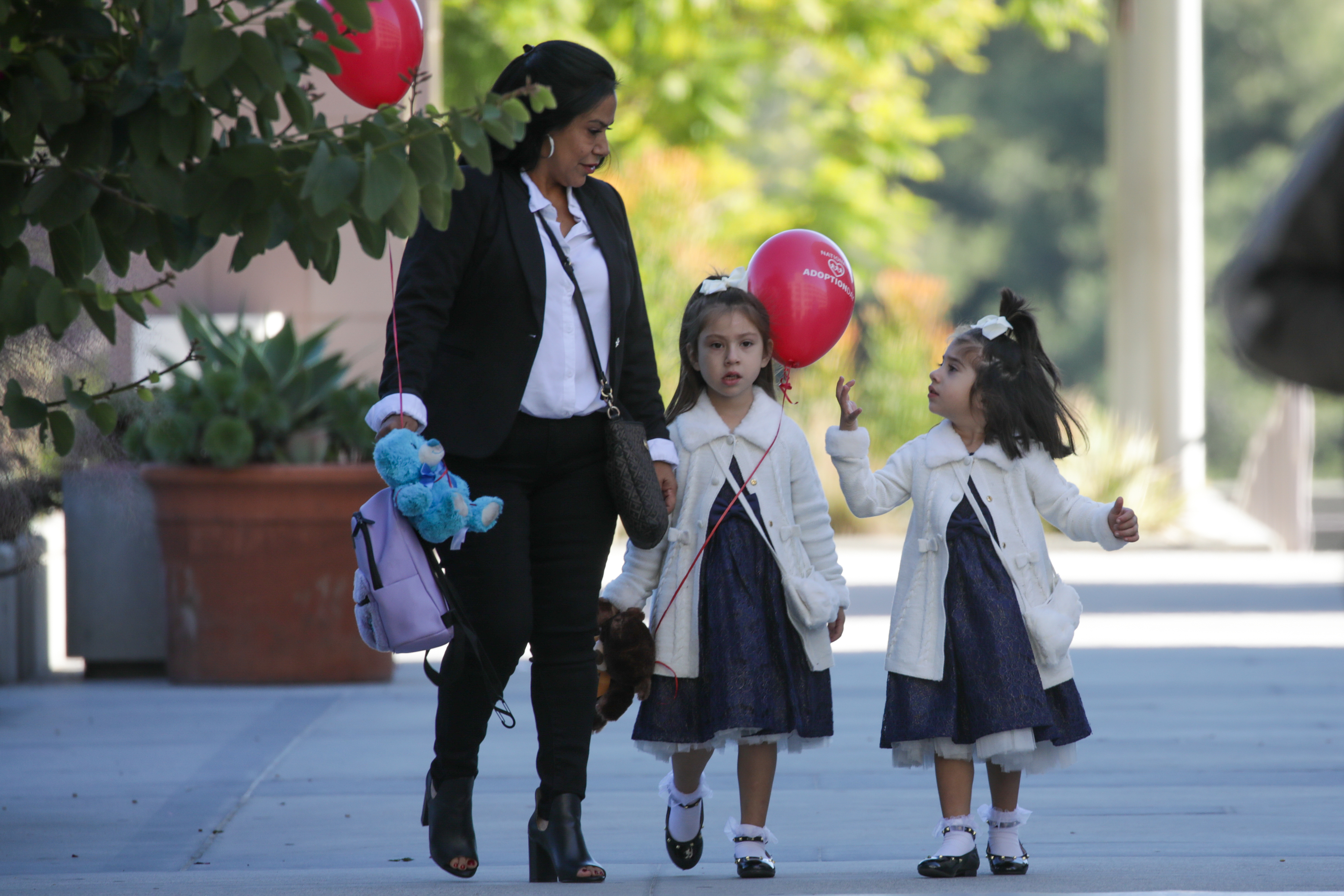 Los Angeles holds adoption ceremonies for more than 130 children - Vimarsana News